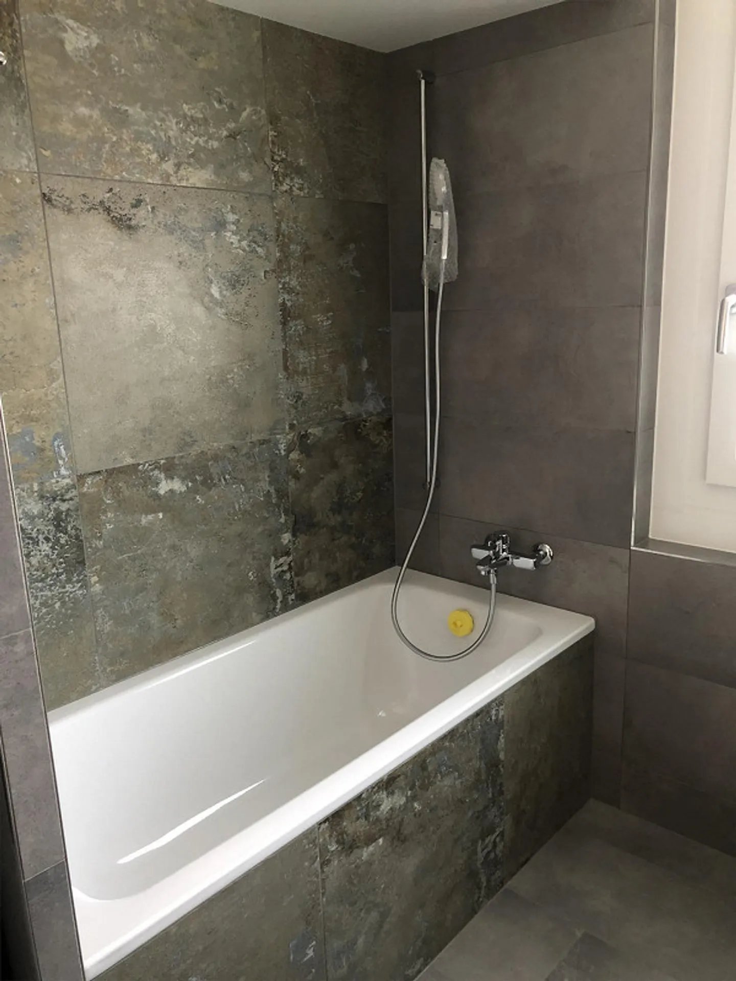 Appartamento moderno di 4,5 stanze con balcone vetrato al 1° piano in affitto - Foto 5 di 7