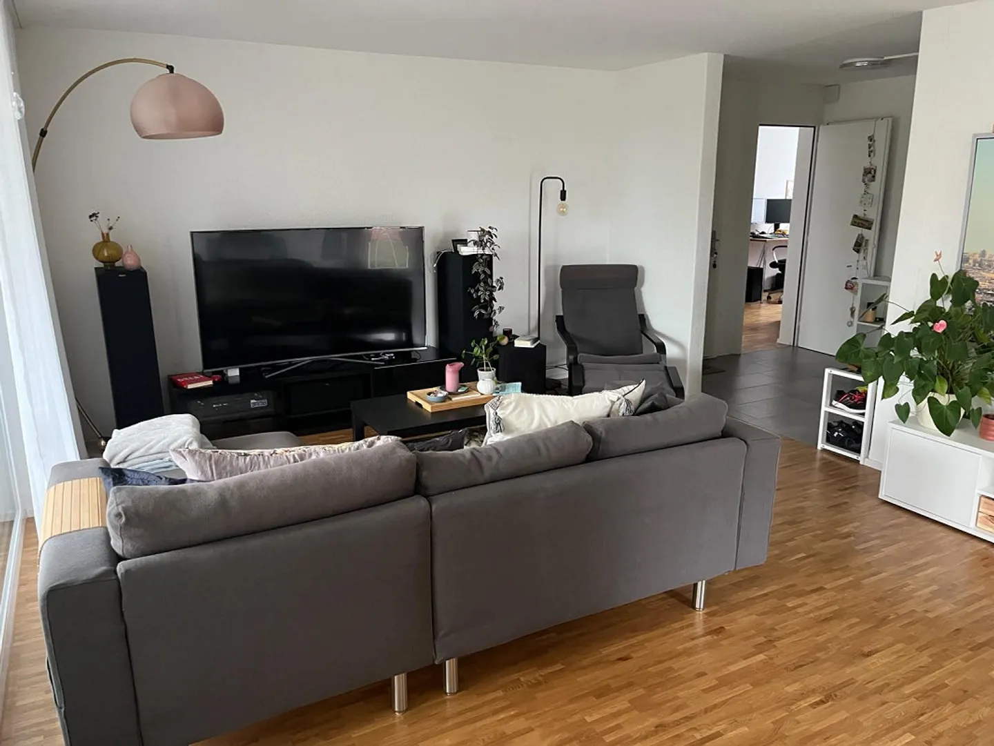 Appartamento moderno di 4,5 stanze con balcone vetrato al 1° piano in affitto - Foto 2 di 7