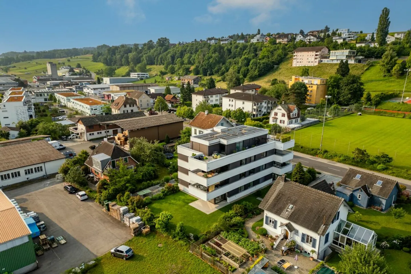Bijou résidentiel de 4,5 pièces avec jardin privé paradisiaque - Photo 13 sur 15