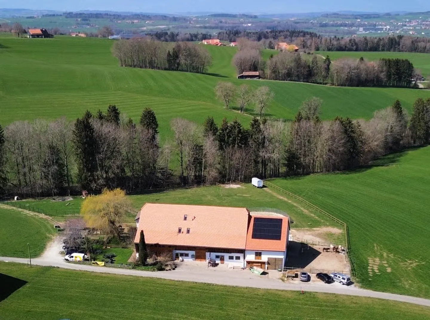 PFERDESTALL MIT 6 WOHNEINHEITEN UND EINEM GRUNDSTÜCK VON 10'474 M² - Foto 1 von 13