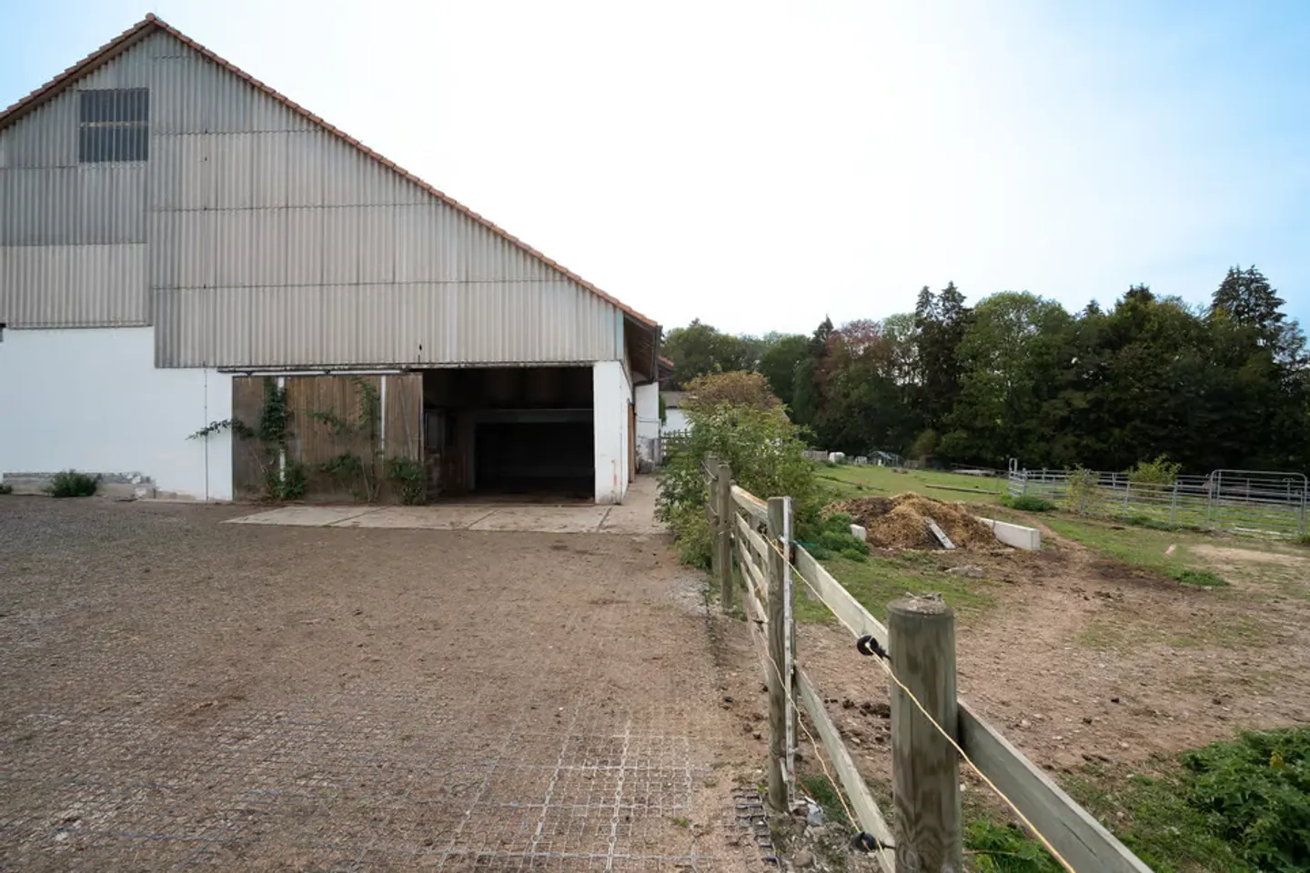 PFERDESTALL MIT 6 WOHNEINHEITEN UND EINEM GRUNDSTÜCK VON 10'474 M² - Foto 5 von 13