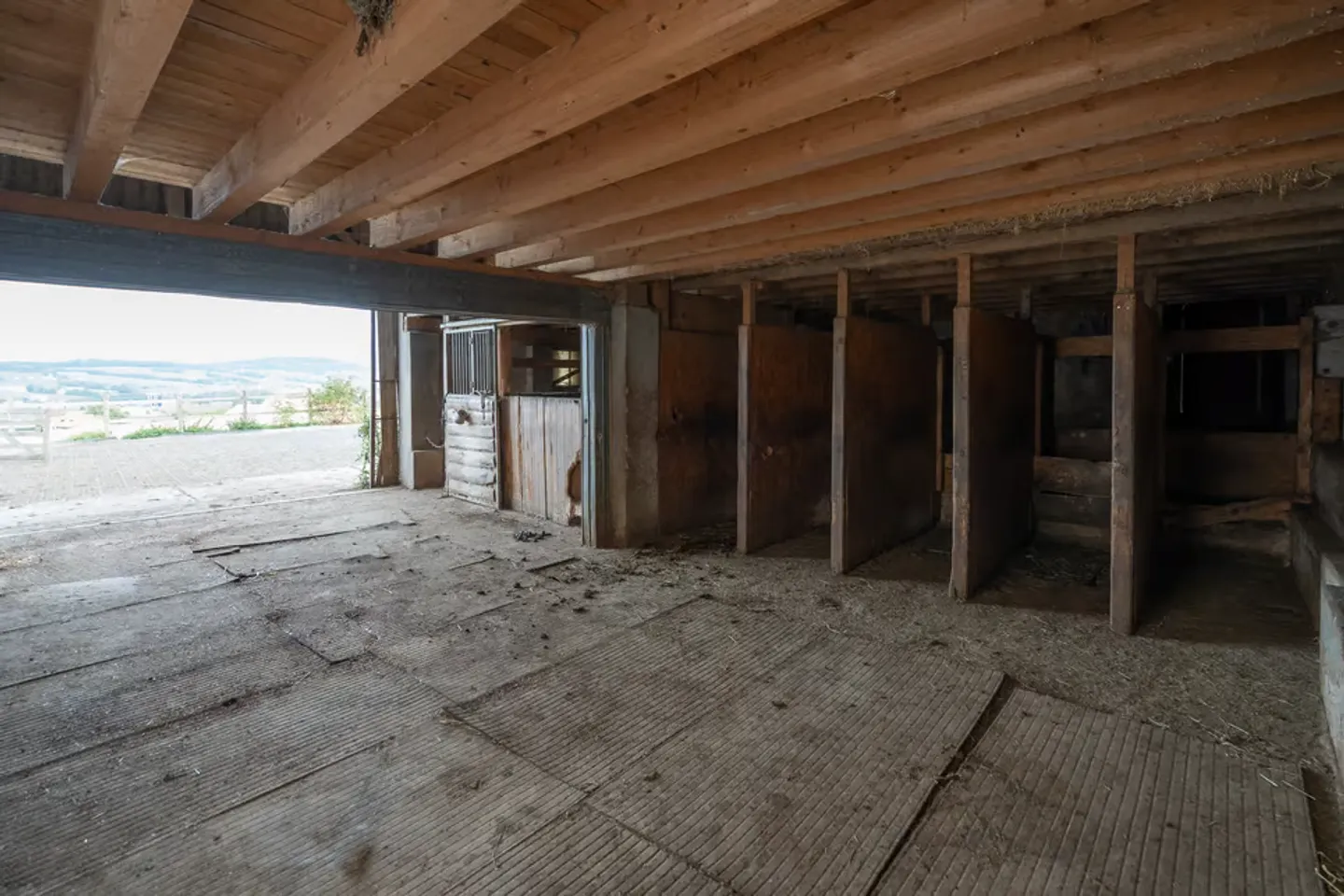 PFERDESTALL MIT 6 WOHNEINHEITEN UND EINEM GRUNDSTÜCK VON 10'474 M² - Foto 8 von 13