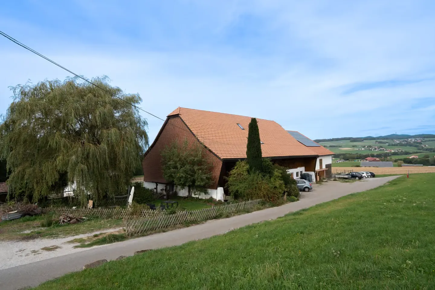 PFERDESTALL MIT 6 WOHNEINHEITEN UND EINEM GRUNDSTÜCK VON 10'474 M² - Foto 2 von 13