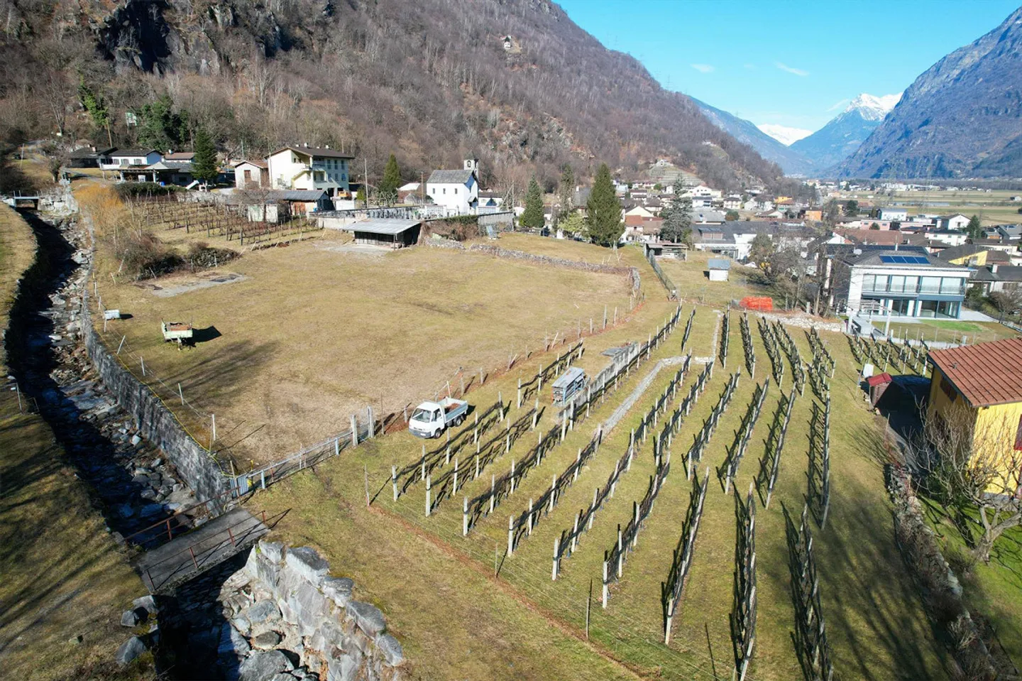 Terreno edificabile in zona molto tranquilla a soli 10Km da Bellinzona - Foto 1 di 10