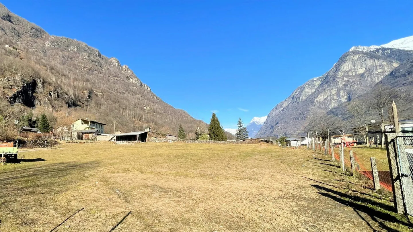 Terreno edificabile in zona molto tranquilla a soli 10Km da Bellinzona - Foto 5 di 10
