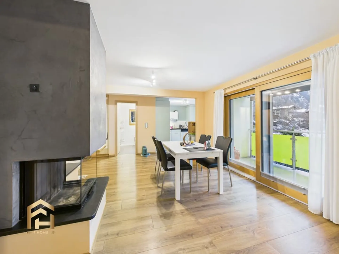 Modern 3.5-room apartment with fireplace, balcony and mountain view in St. Niklaus - Photo 1 of 13