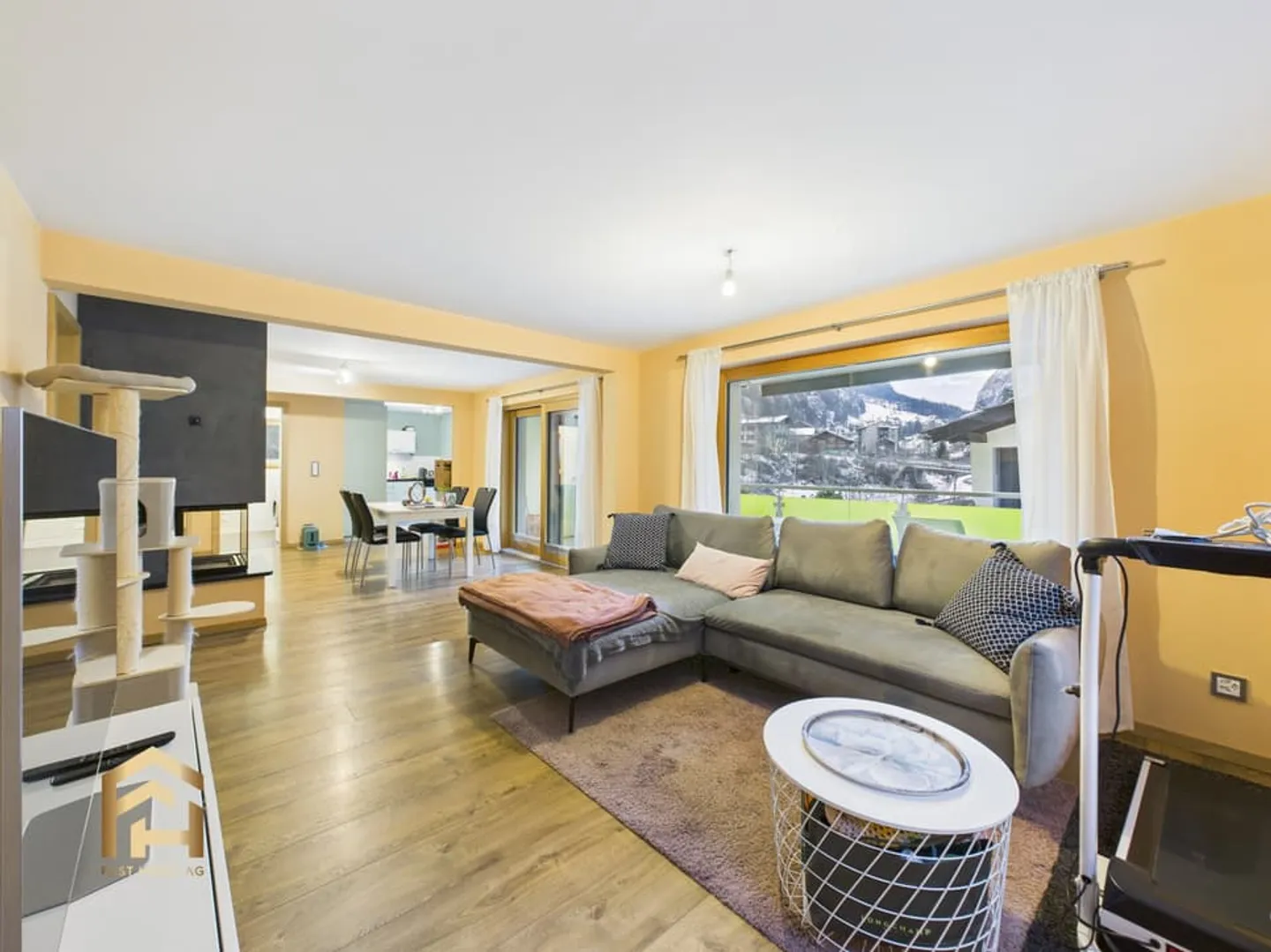 Modern 3.5-room apartment with fireplace, balcony and mountain view in St. Niklaus - Photo 2 of 13