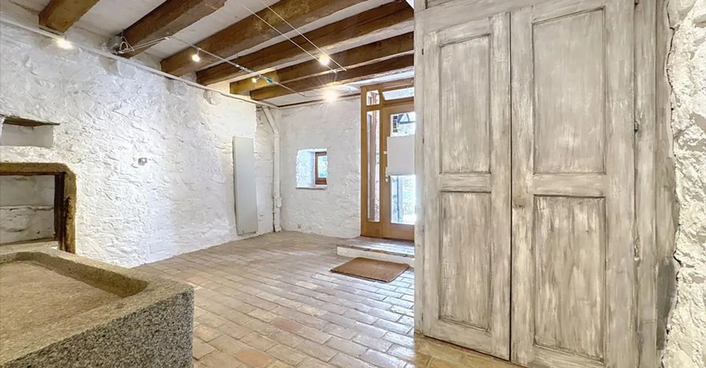 Mixed-use building for rent - Photo 5 of 7