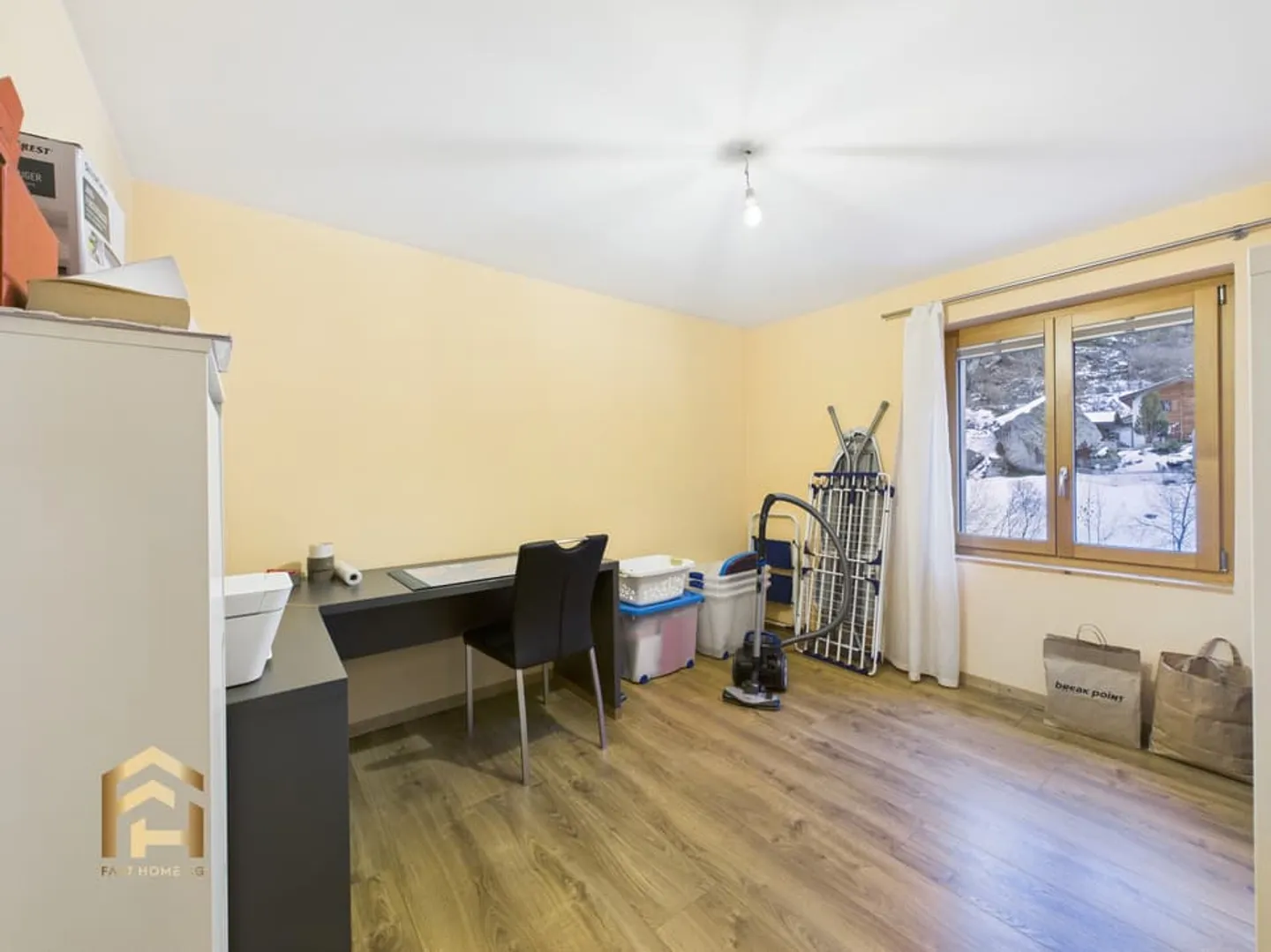 Modern 3.5-room apartment with fireplace, balcony and mountain view in St. Niklaus - Photo 10 of 13