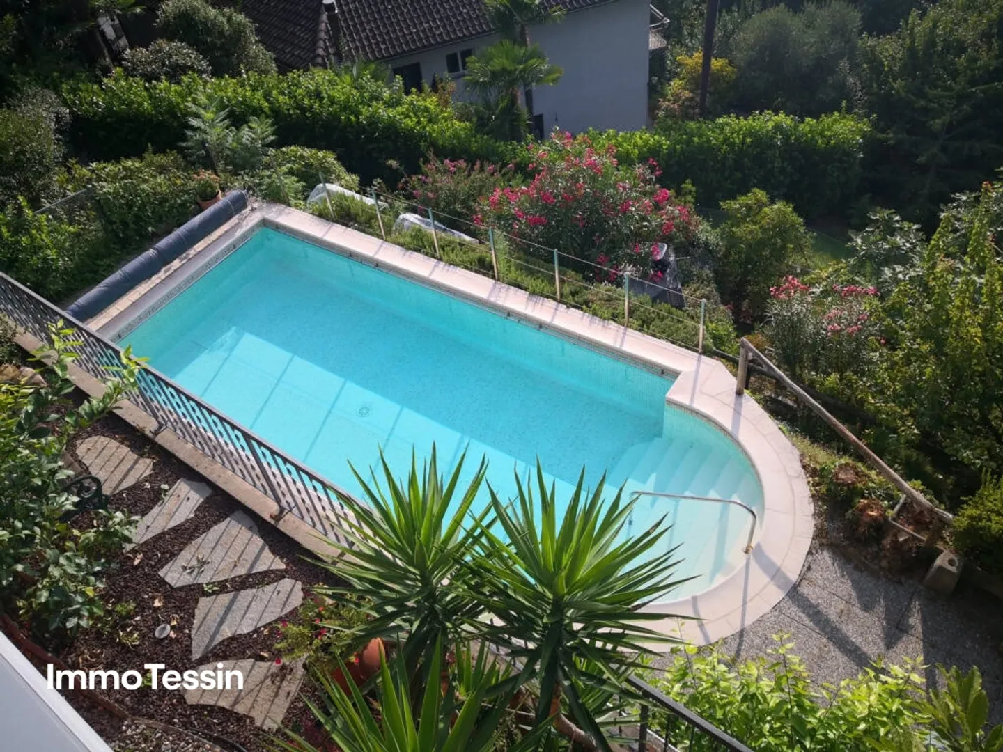 OPPORTUNITÀ ESCLUSIVA: Villa di lusso con piscina, giardino e vista lago senza ostacoli sul Lago Maggiore - Foto 2 di 13