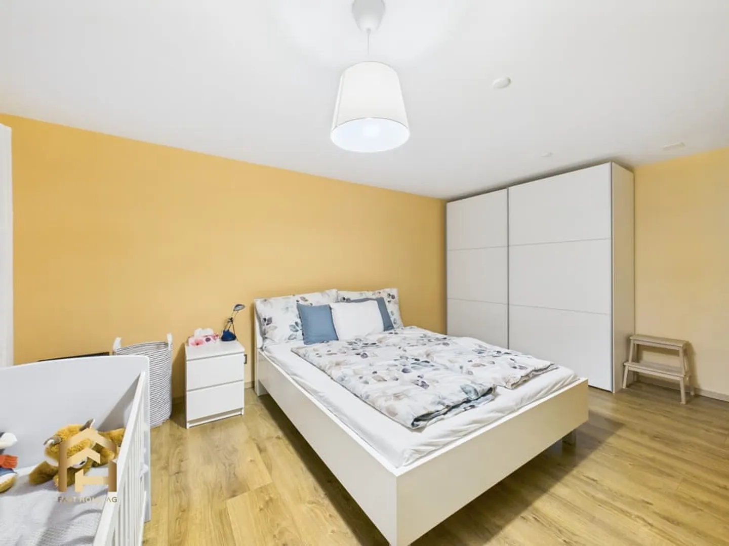 Modern 3.5-room apartment with fireplace, balcony and mountain view in St. Niklaus - Photo 7 of 13