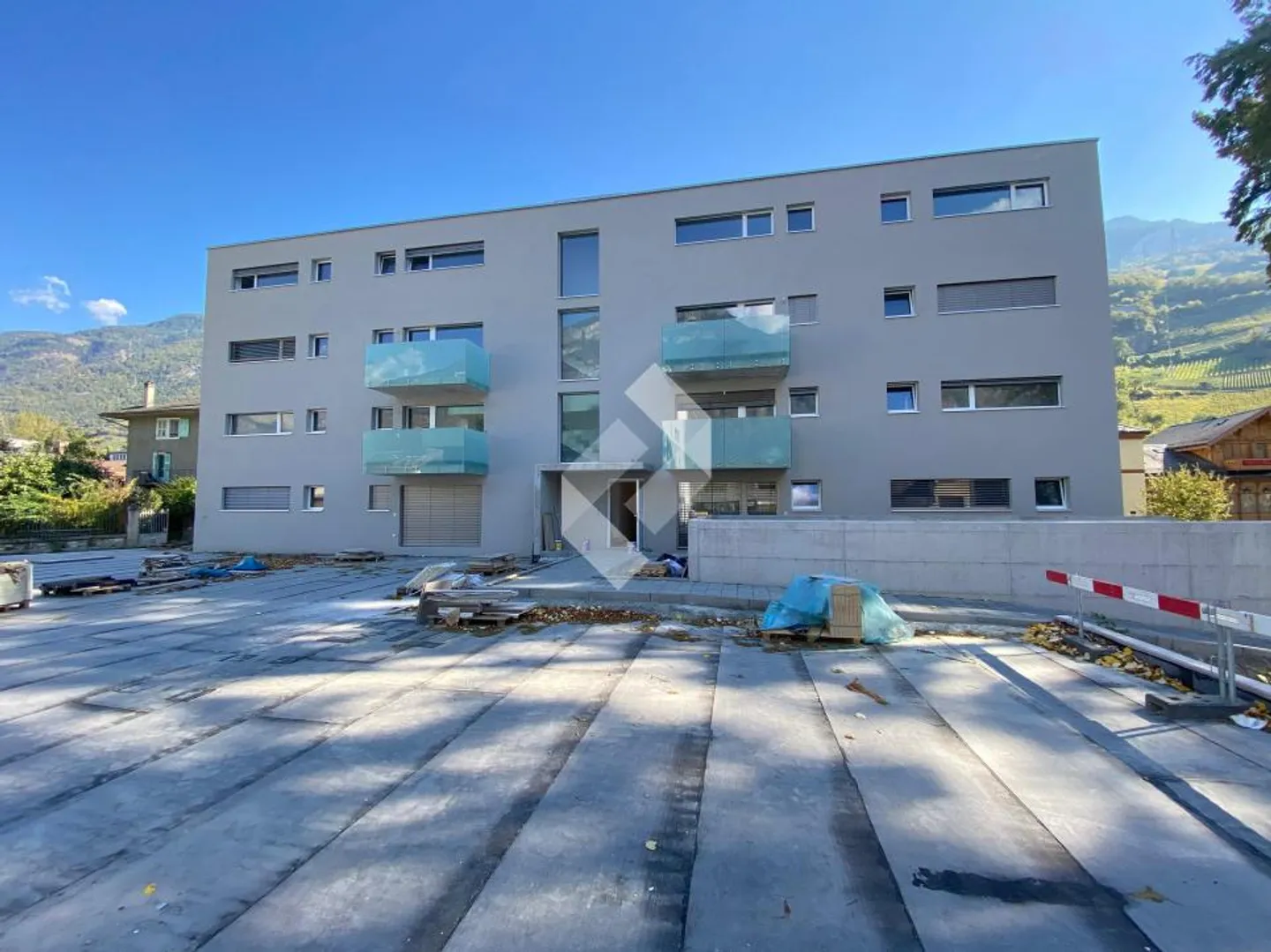 Ampio appartamento di 3.5 locali di nuova costruzione con giardino, disponibile da subito! - Foto 2 di 13