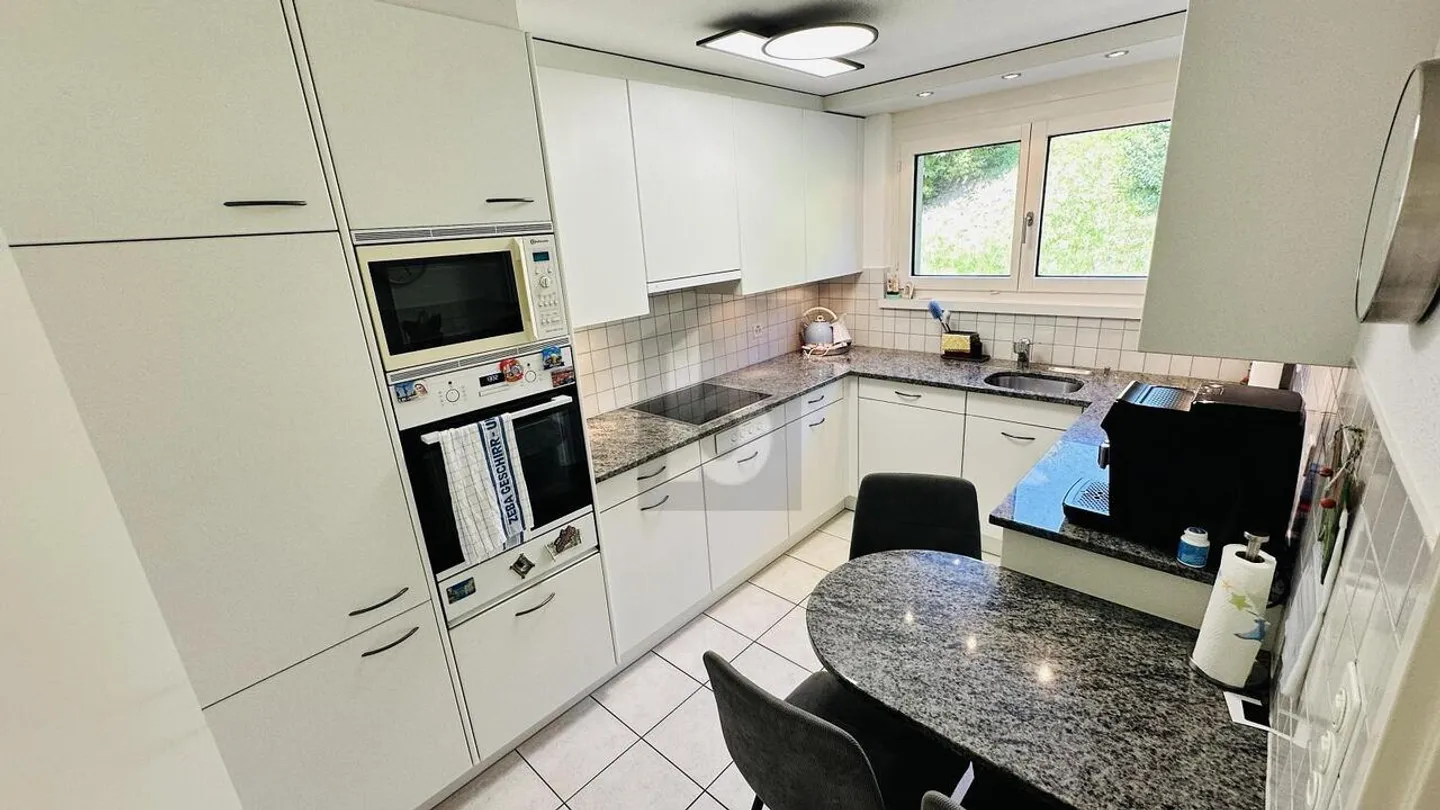 BRIGHT AND FAMILY FRIENDLY NEAR THE CITY - Photo 4 of 6