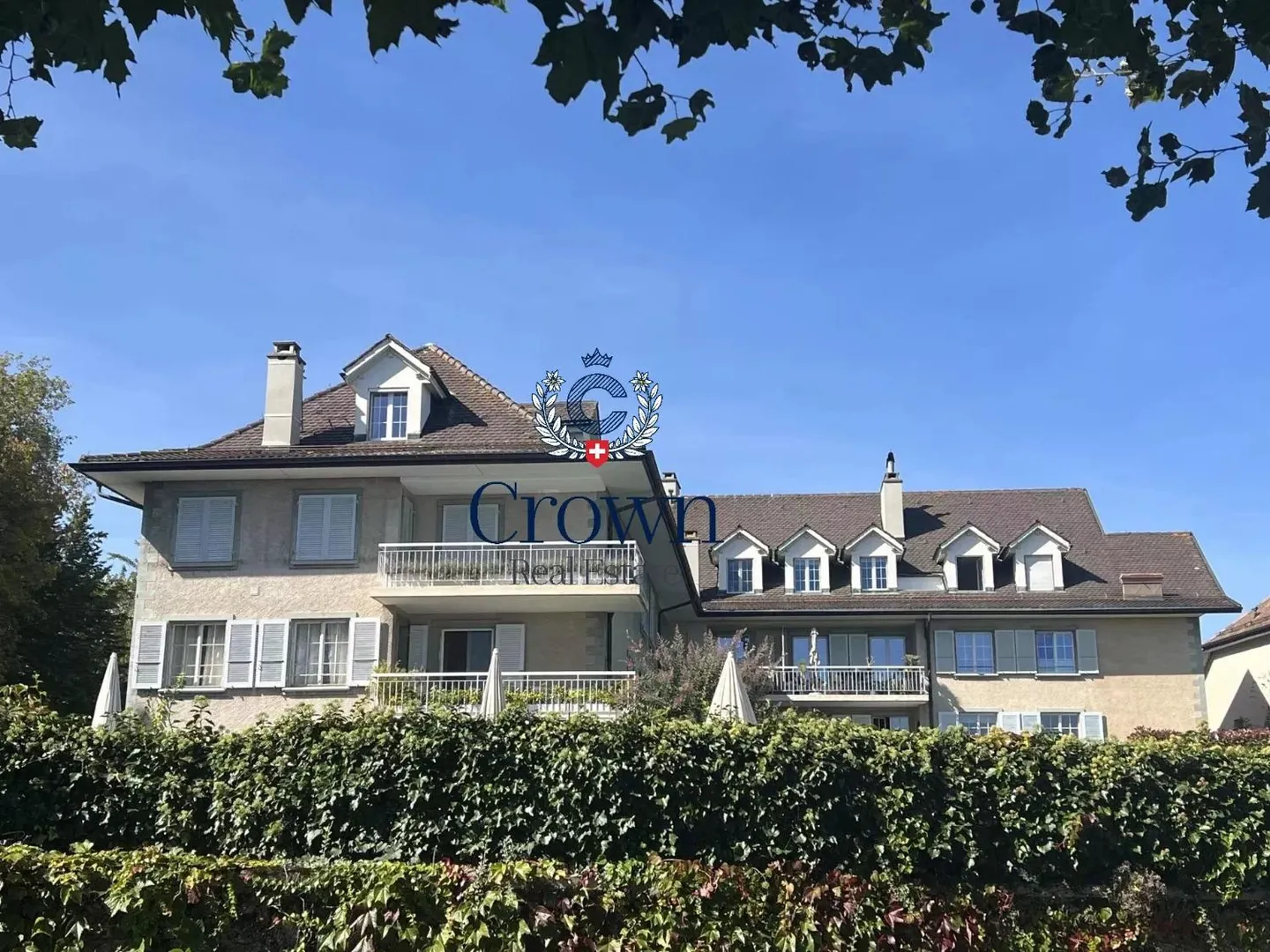 Lakeside Penthouse with Pool - Photo 4 of 8