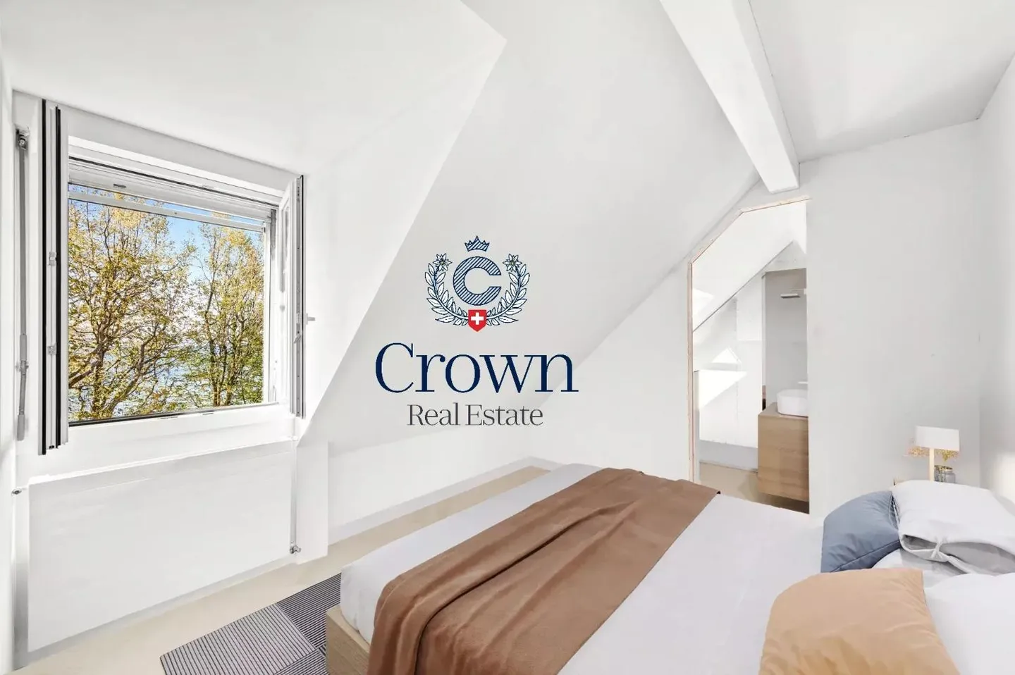 Lakeside Penthouse with Pool - Photo 5 of 8