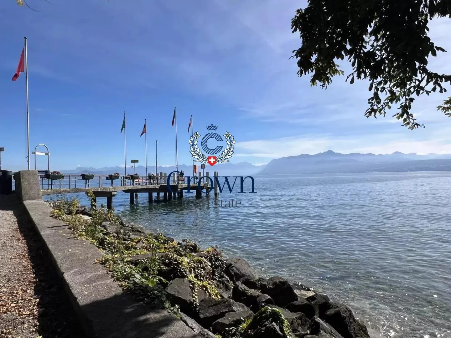 Lakeside Penthouse with Pool - Photo 7 of 8