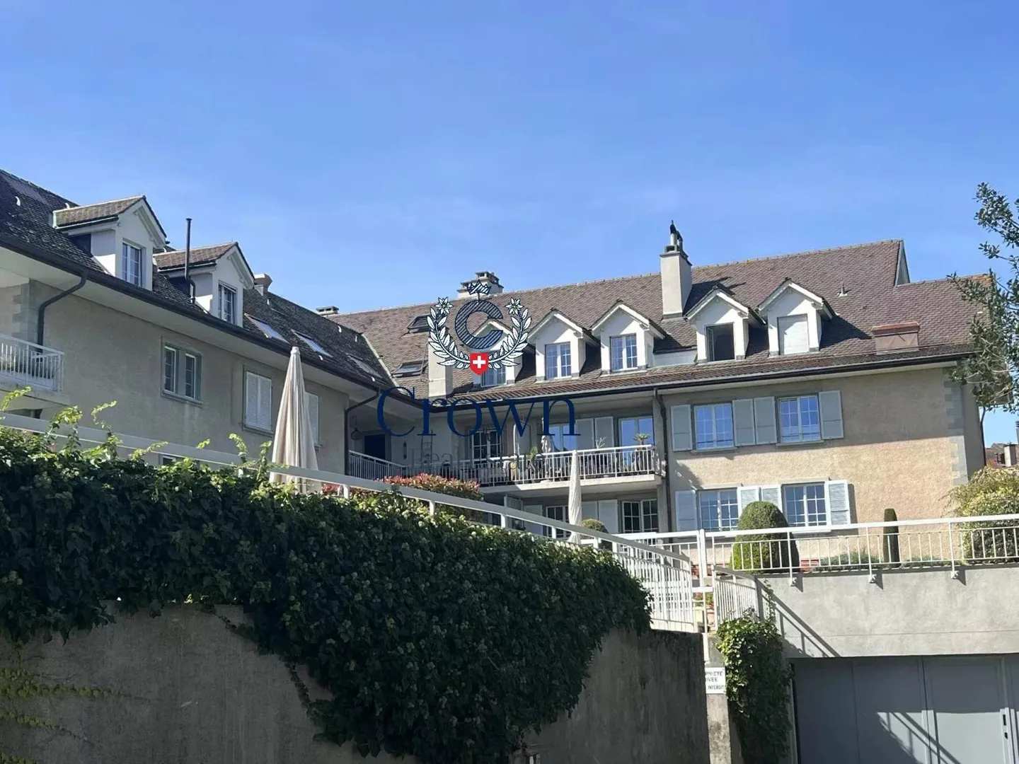 Lakeside Penthouse with Pool - Photo 6 of 8