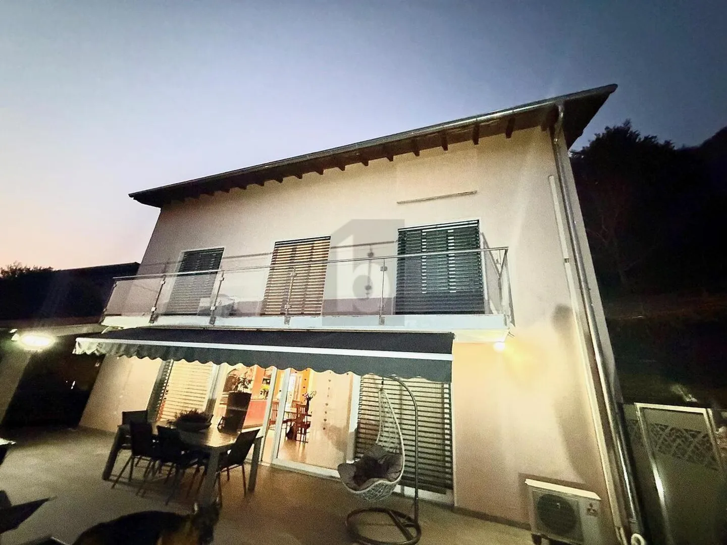 LUMINOSA,AMPIA CON PISCINA E 4 POSTI AUTO - Foto 1 di 6