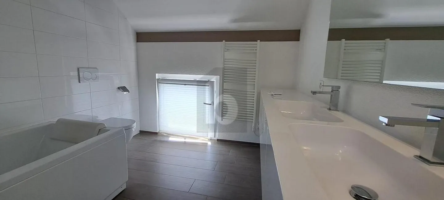 Casa a schiera moderna con giardino - Foto 4 di 6