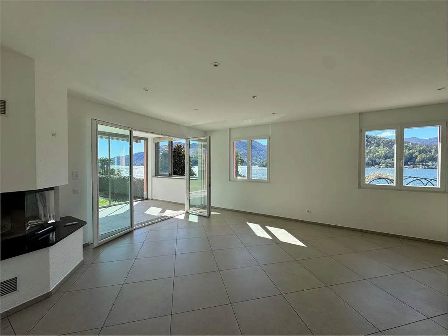 Villa moderna unica con vista lago a Collina D'Oro - Residenza - Foto 2 di 13