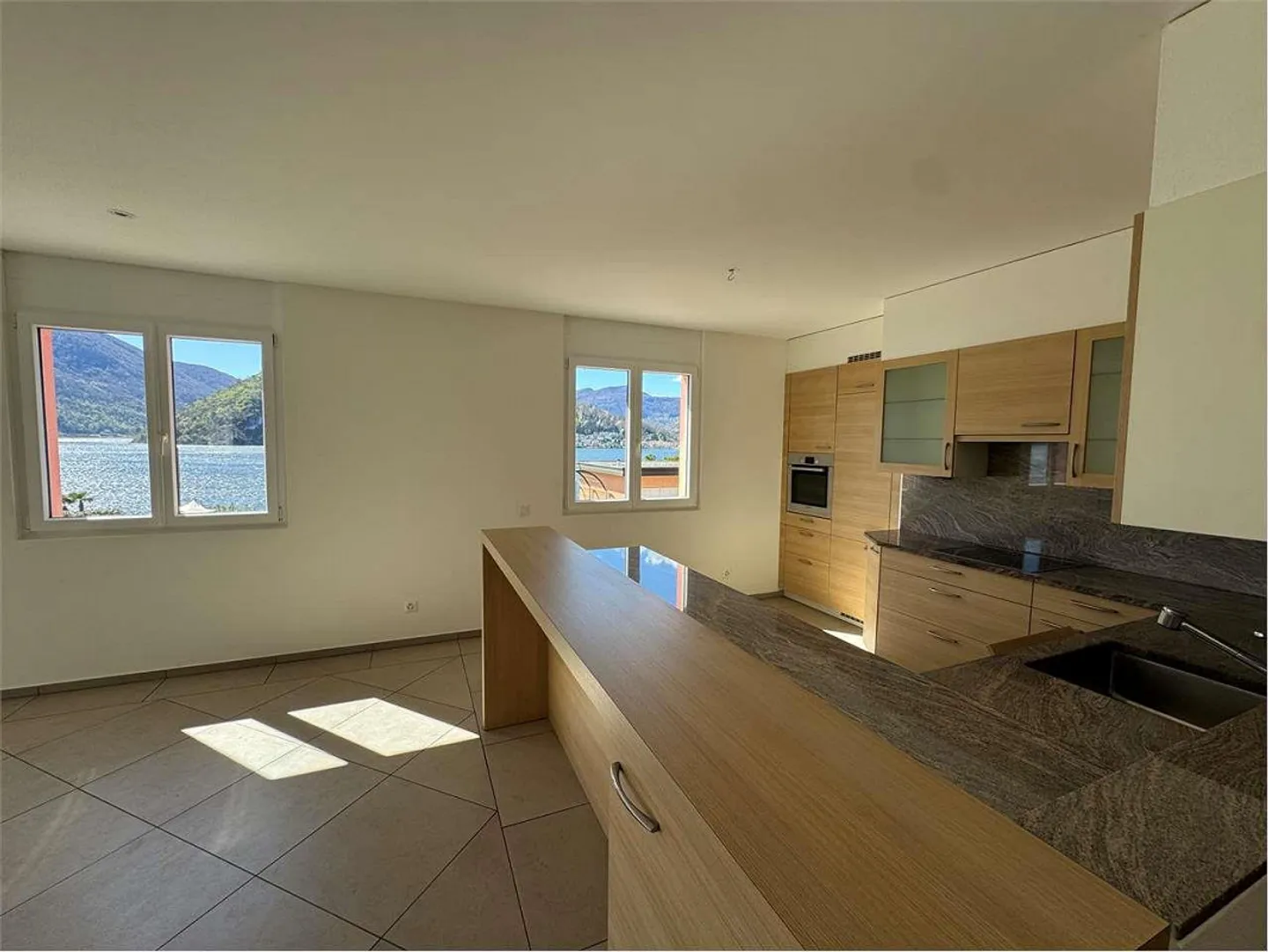 Villa moderna unica con vista lago a Collina D'Oro - Residenza - Foto 3 di 13