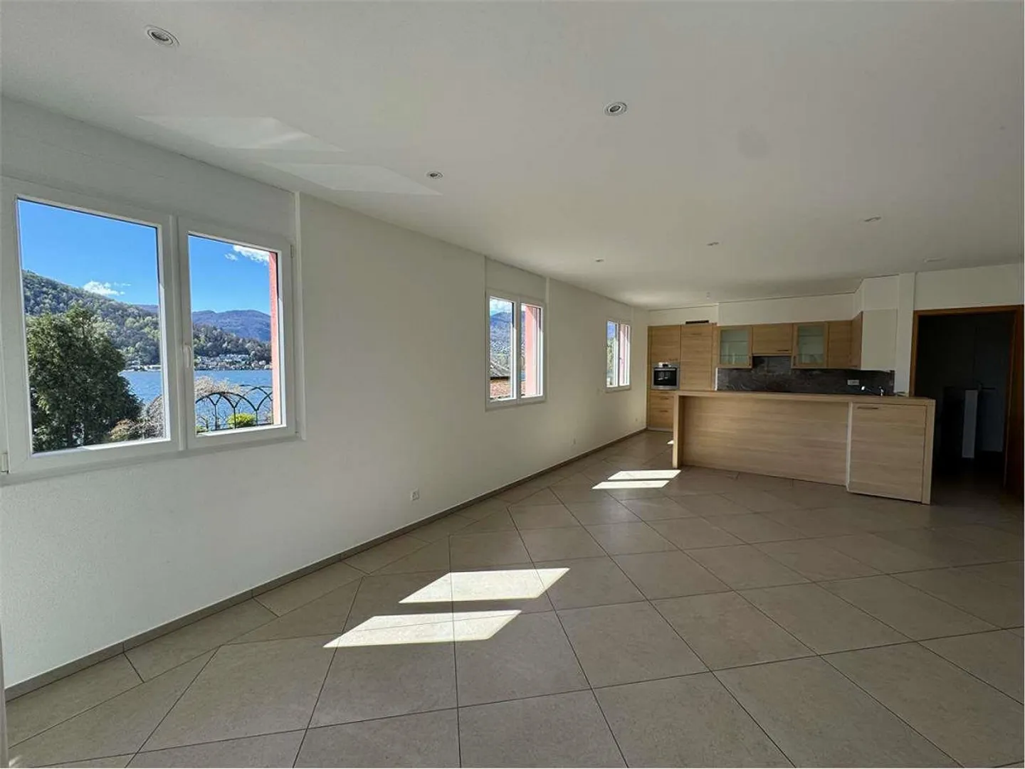 Villa moderna unica con vista lago a Collina D'Oro - Residenza - Foto 5 di 13