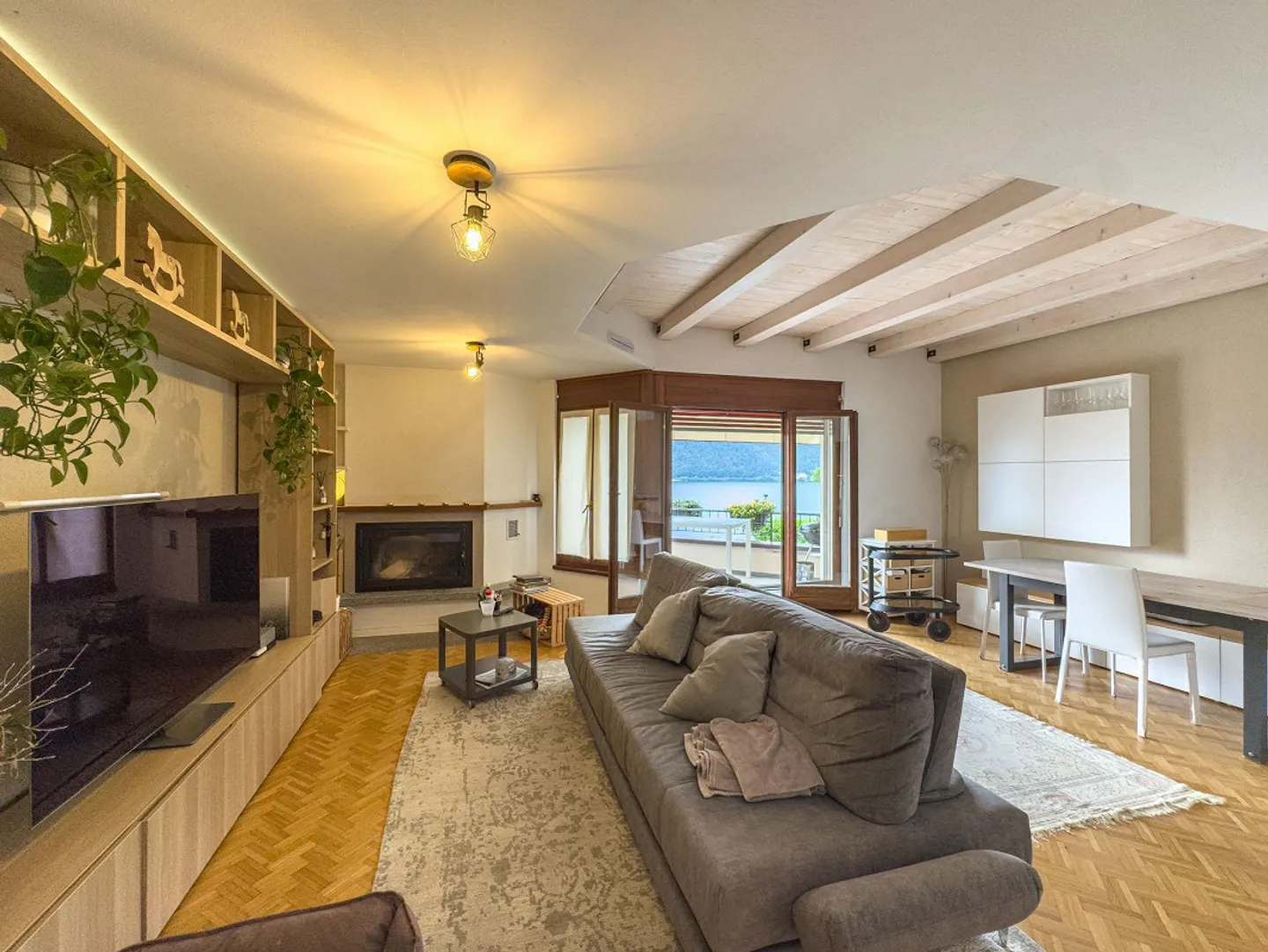 Twin house with lake view and garden in Bissone - Photo 1 of 11