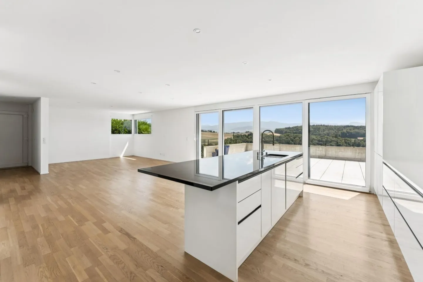 Zeitgenössische Familienvilla, außergewöhnliches Panorama - Foto 3 von 13