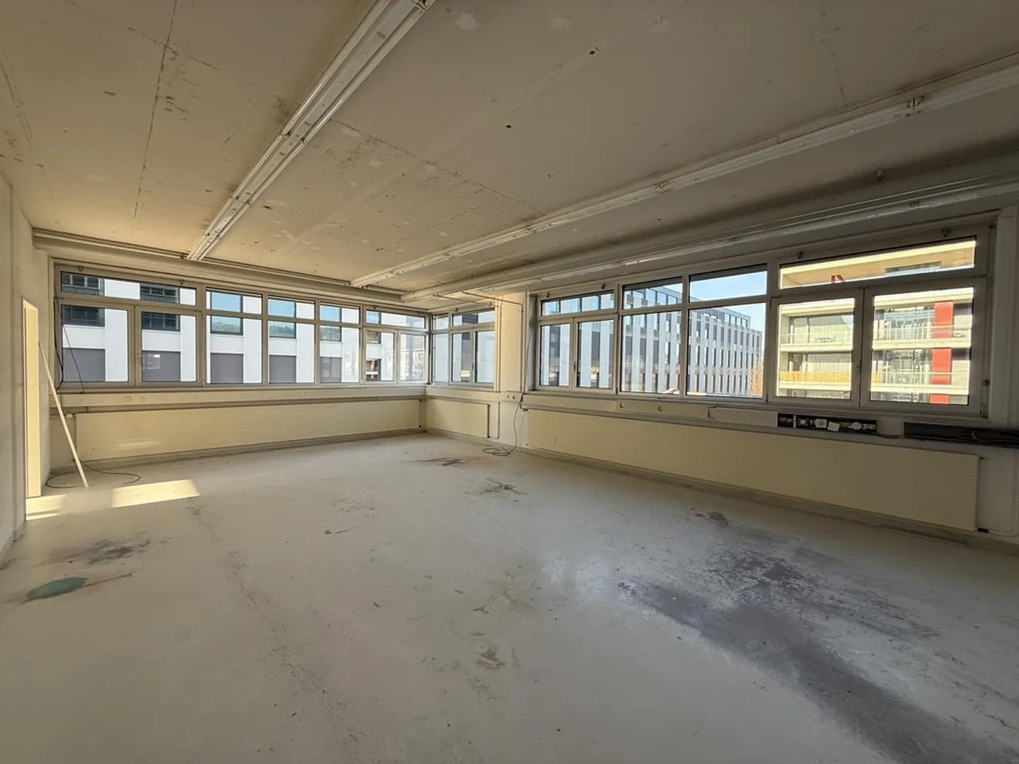 Vaste espace commercial, de production, de stockage / de bureaux à Zoug - Photo 6 sur 9