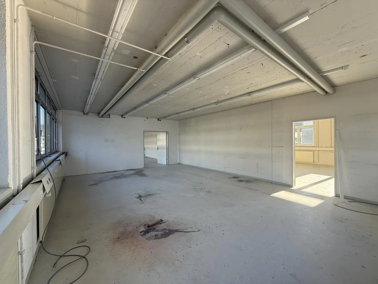 Vaste espace commercial, de production, de stockage / de bureaux à Zoug - Photo 5 sur 9