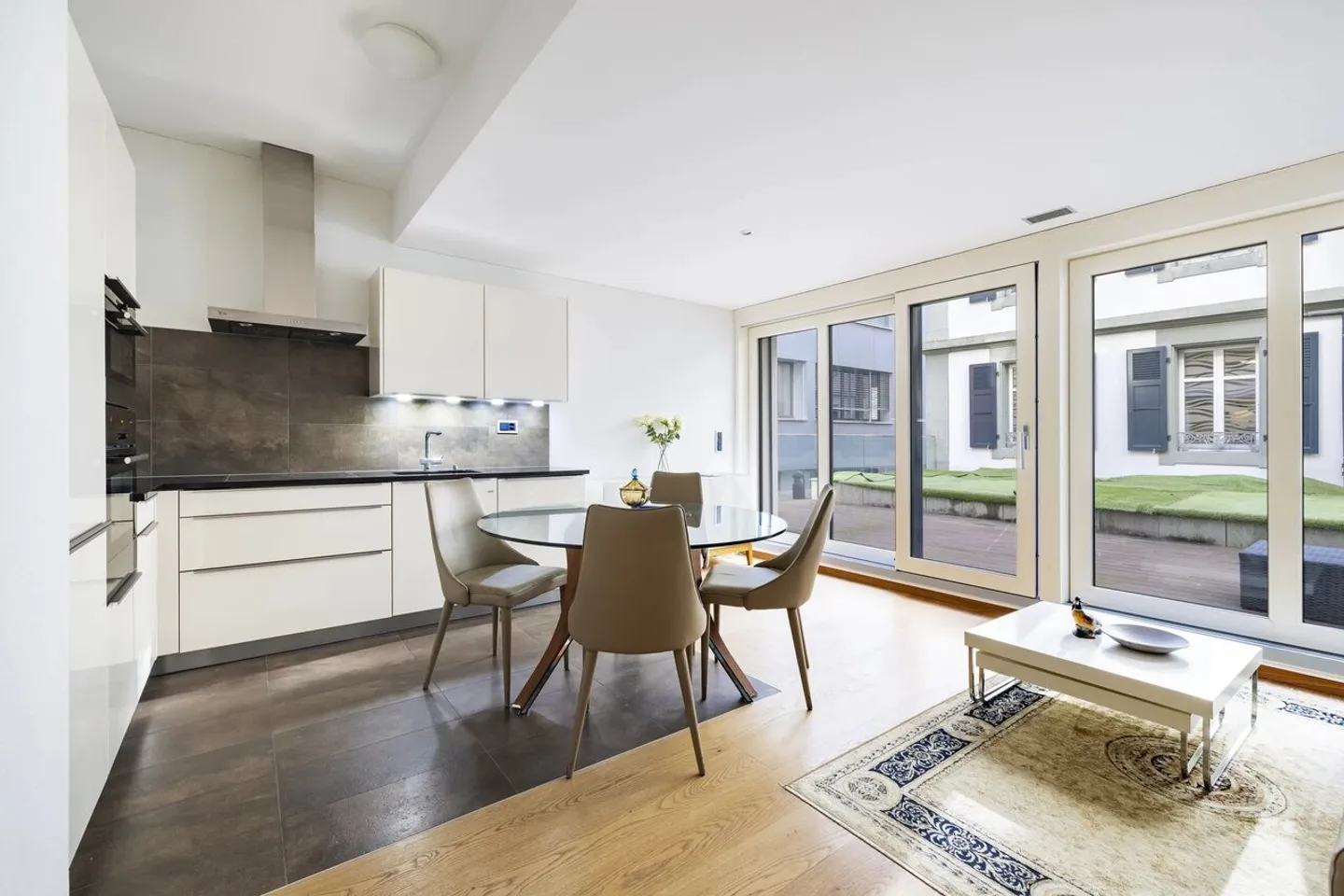 Bel appartement de 3,5 pièces au centre-ville, avec grande terrasse - Photo 2 sur 11