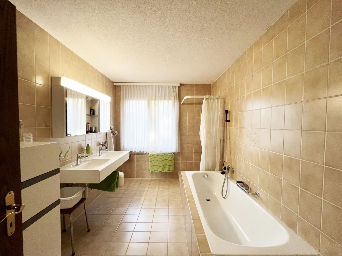 Living with a View - Charming Middle House in a Good Location in Ennetbaden - Photo 9 of 12