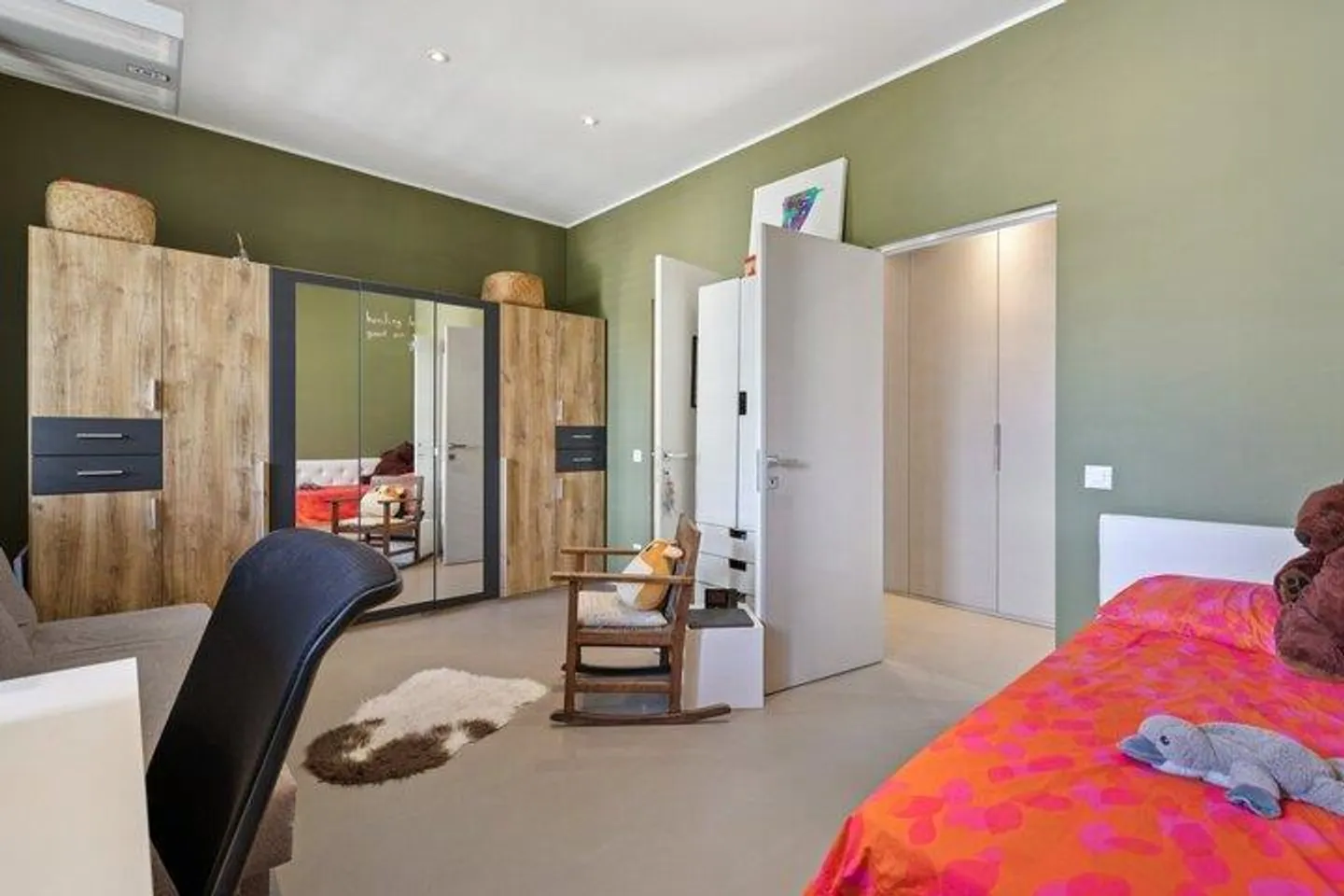 MODERN GARDEN APARTMENT - GREATLY RENOVATED - Photo 5 of 8