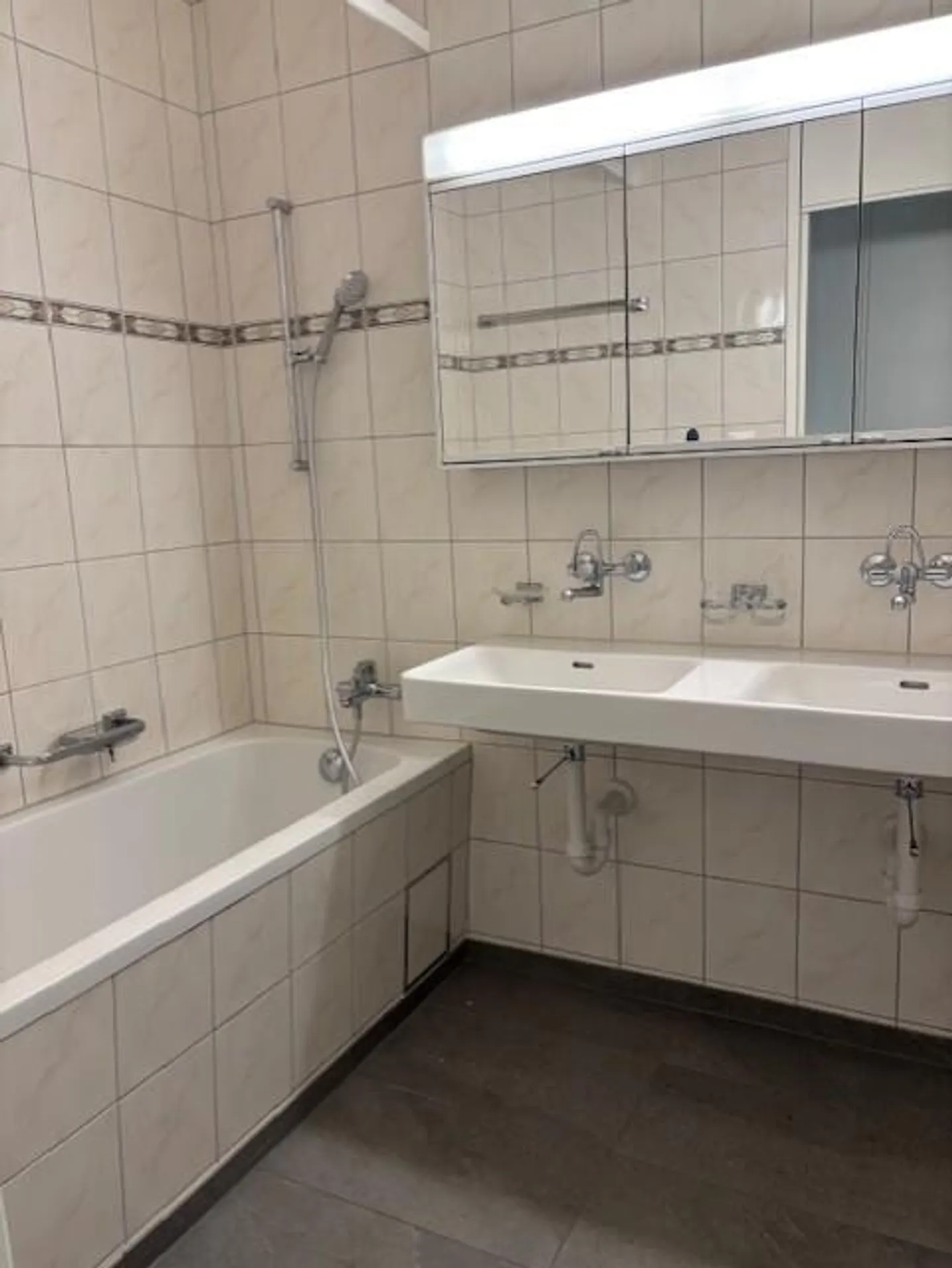 Renovated apartment in an ideal location - Photo 6 of 10