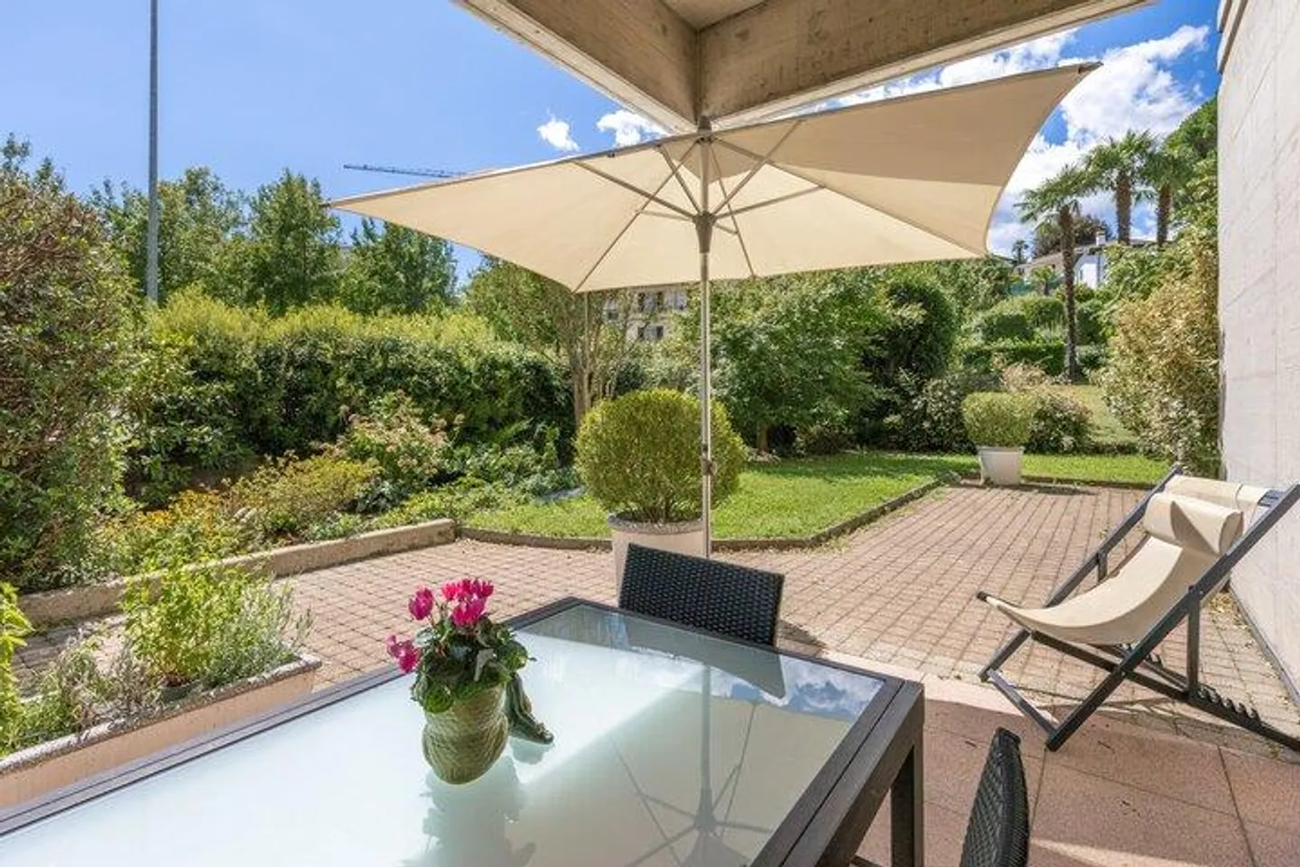 MODERN GARDEN APARTMENT - GREATLY RENOVATED - Photo 8 of 8