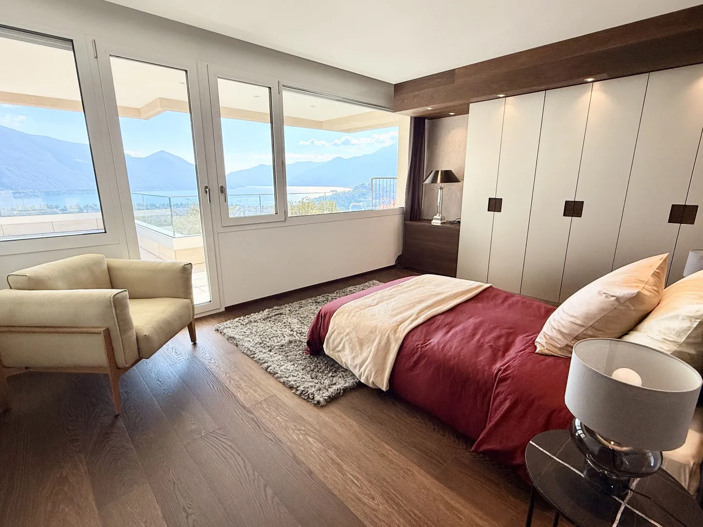 Large Luxury Apartment with Spacious Terrace and Breathtaking View - Photo 3 of 10