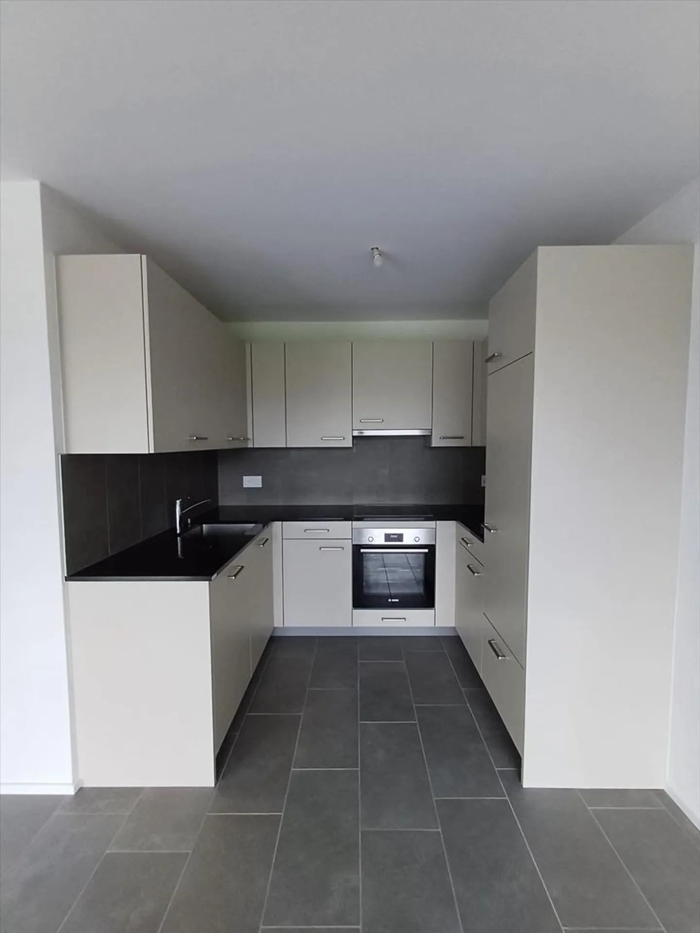 New 3-room apartments of approximately 77 or 83 m² including: - Entrance with - Photo 3 of 7