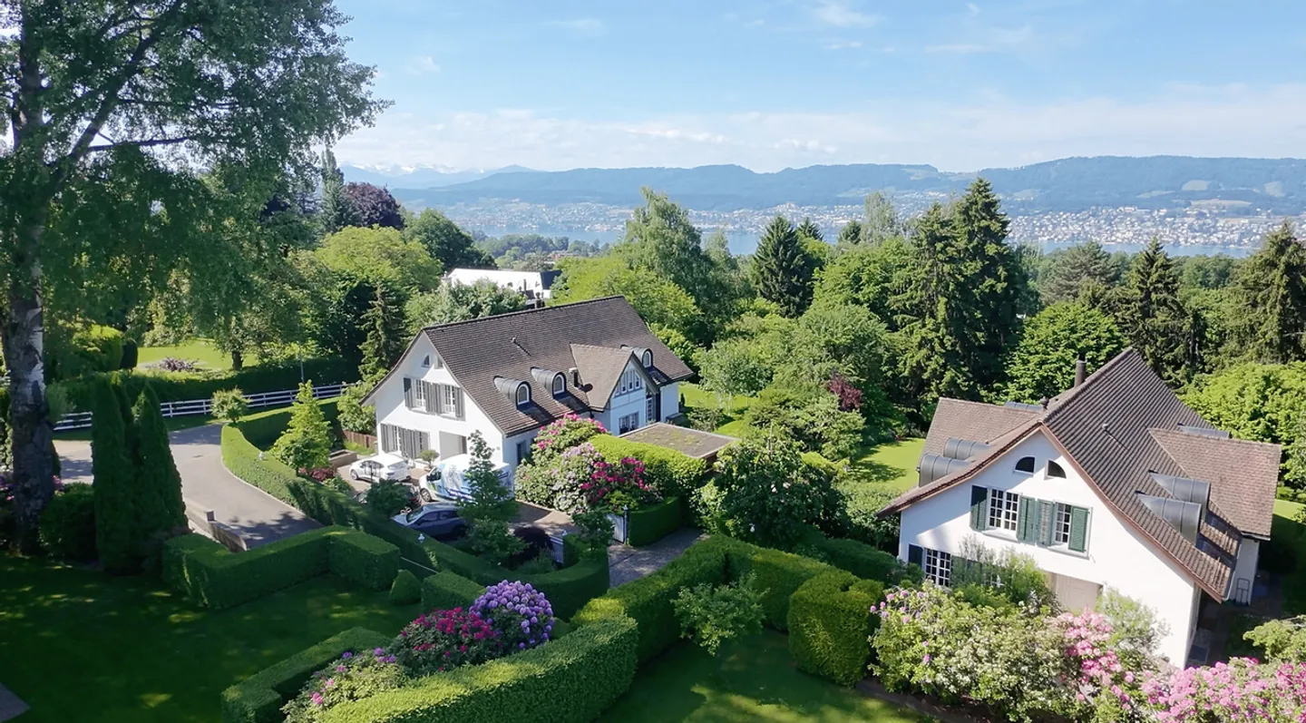 Maisonette lussuosa in una posizione tranquilla e privilegiata sopra il lago di Zurigo - Vivere con stile a Küsnacht - Foto 1 di 12