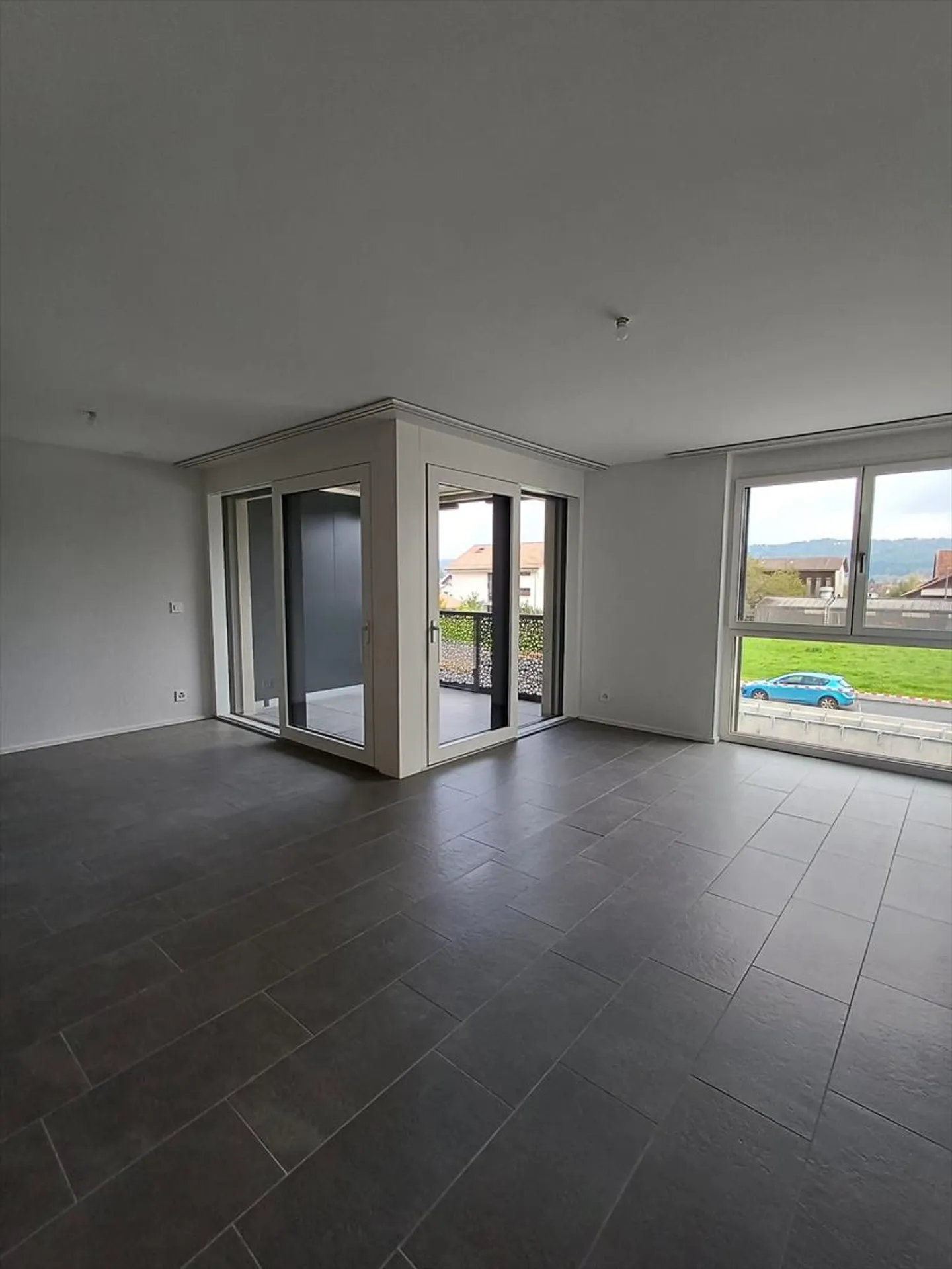 New 3-room apartments of approximately 77 or 83 m² including: - Entrance with - Photo 4 of 7