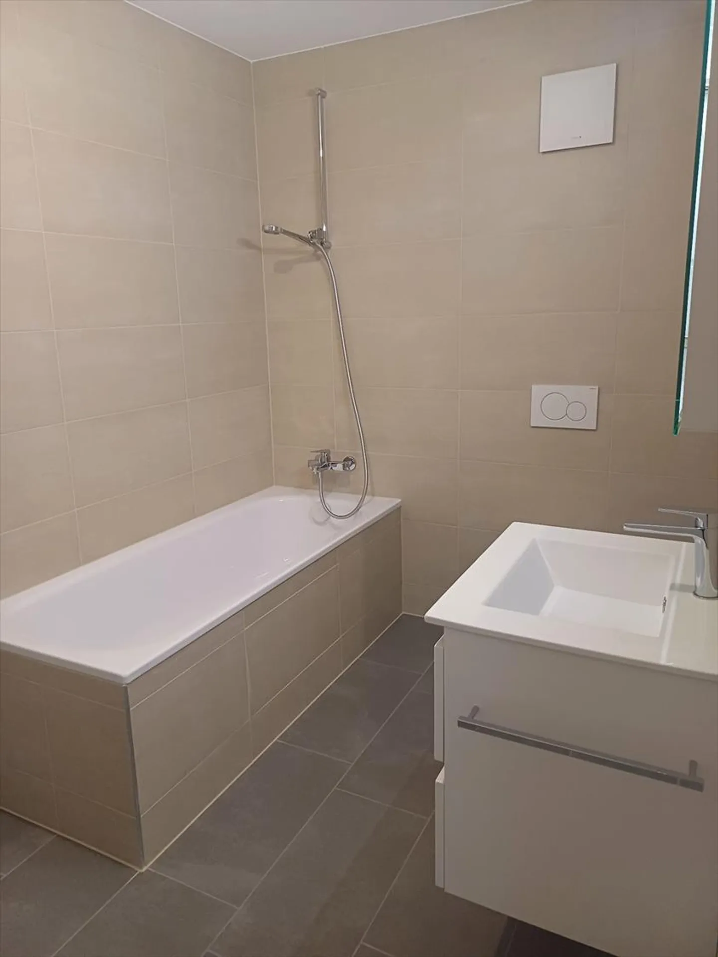 New 3-room apartments of approximately 77 or 83 m² including: - Entrance with - Photo 6 of 7