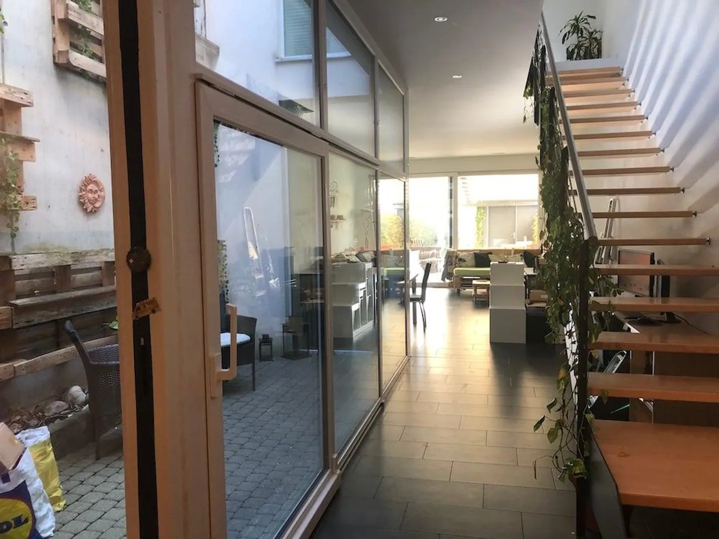 Architettura Moderna: Casa Unifamiliare con 5.5 Stanze in una Posizione Tranquilla - Foto 4 di 11