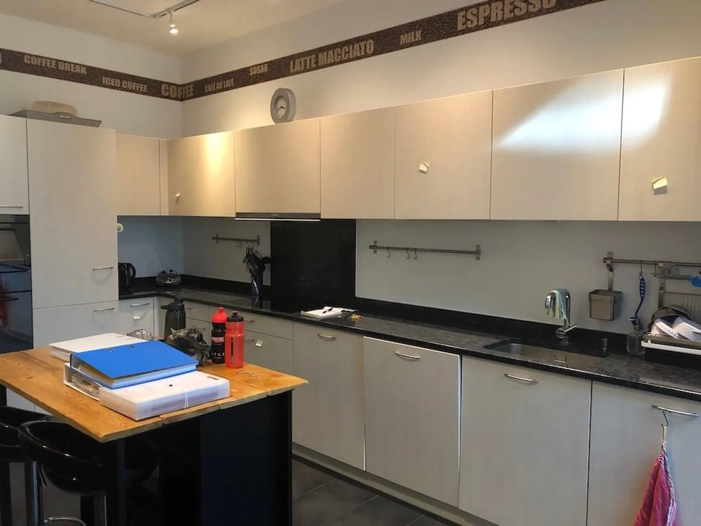 Architettura Moderna: Casa Unifamiliare con 5.5 Stanze in una Posizione Tranquilla - Foto 7 di 11
