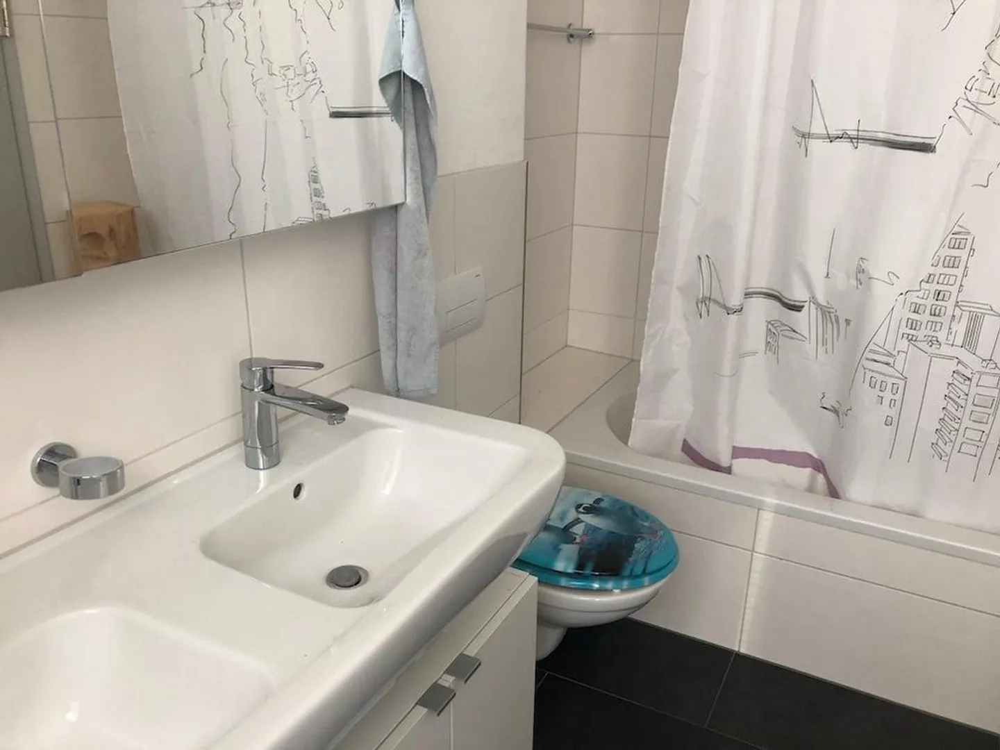 Architettura Moderna: Casa Unifamiliare con 5.5 Stanze in una Posizione Tranquilla - Foto 8 di 11