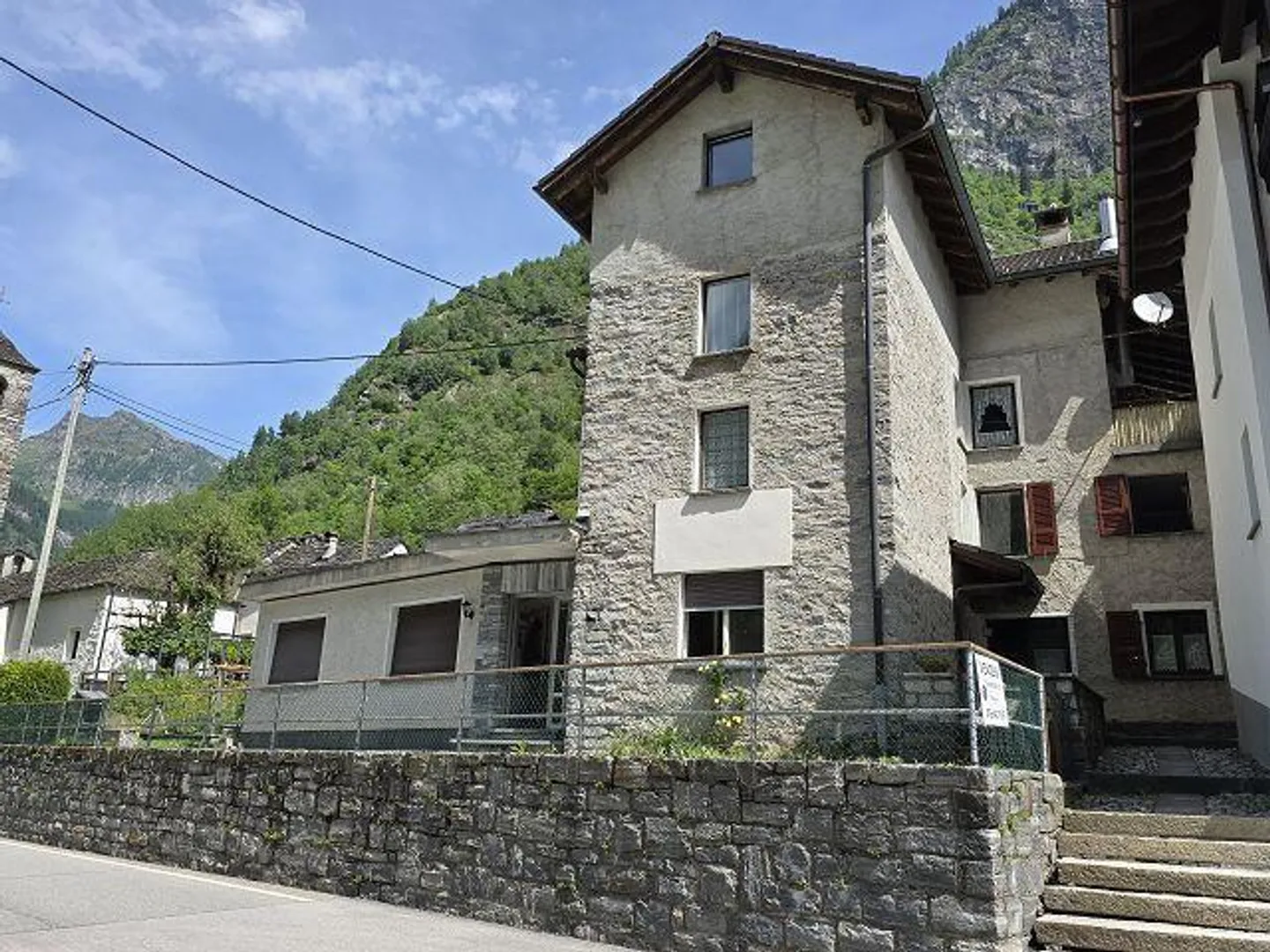Grande proprietà con molto terreno in una posizione molto tranquilla e soleggiata... - Foto 1 di 37