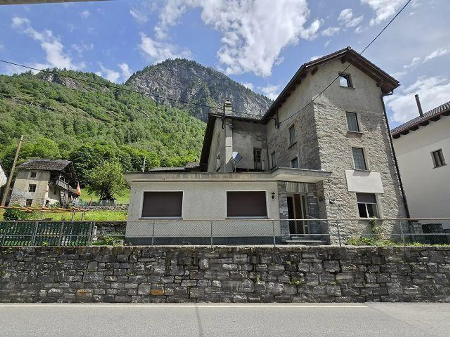 Grande proprietà con molto terreno in una posizione molto tranquilla e soleggiata... - Foto 2 di 37