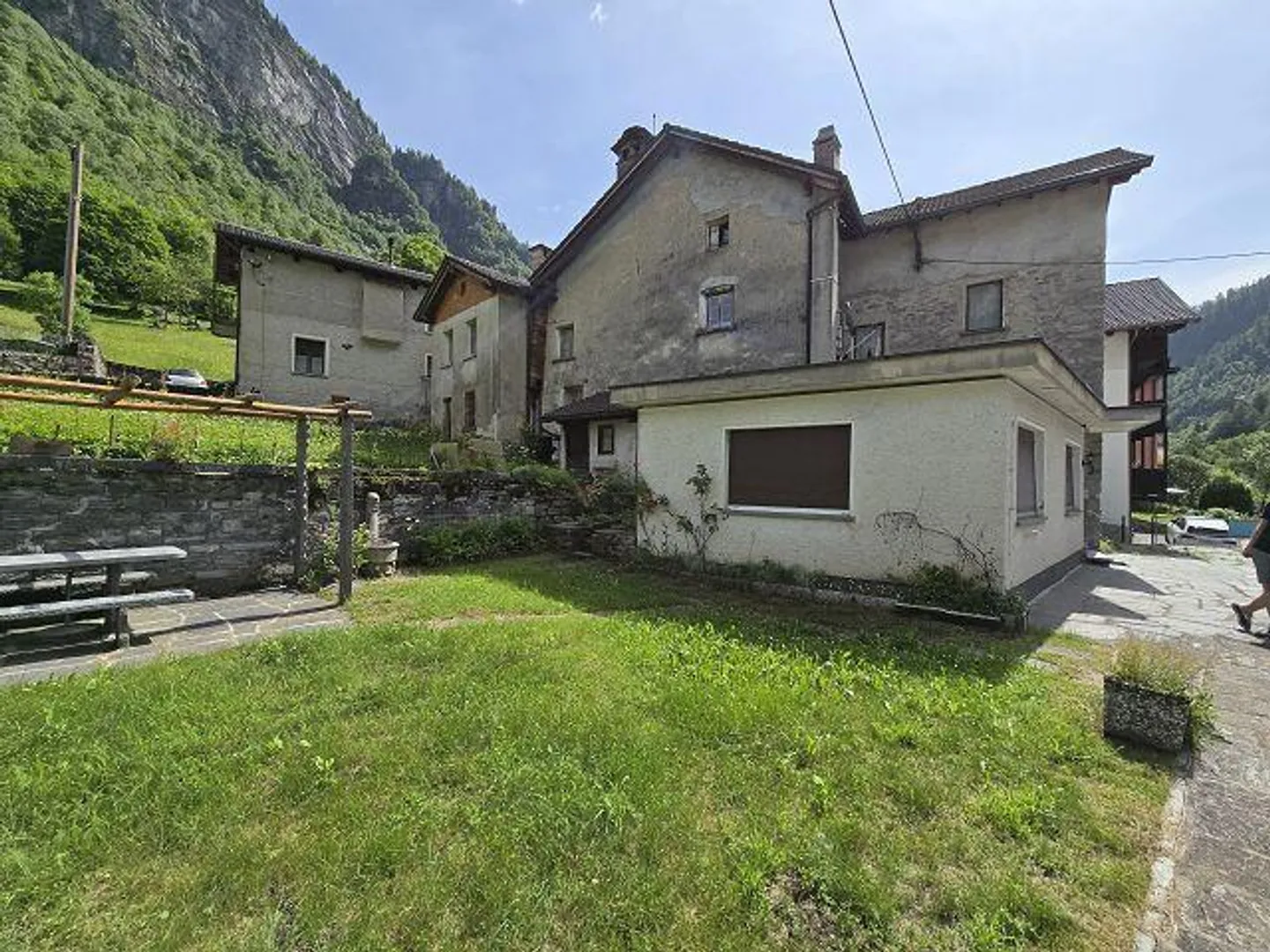 Grande proprietà con molto terreno in una posizione molto tranquilla e soleggiata... - Foto 3 di 37