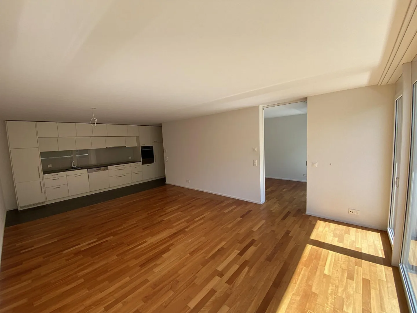 Modern apartment in ownership standard in a popular location with underground parking - Photo 3 of 12