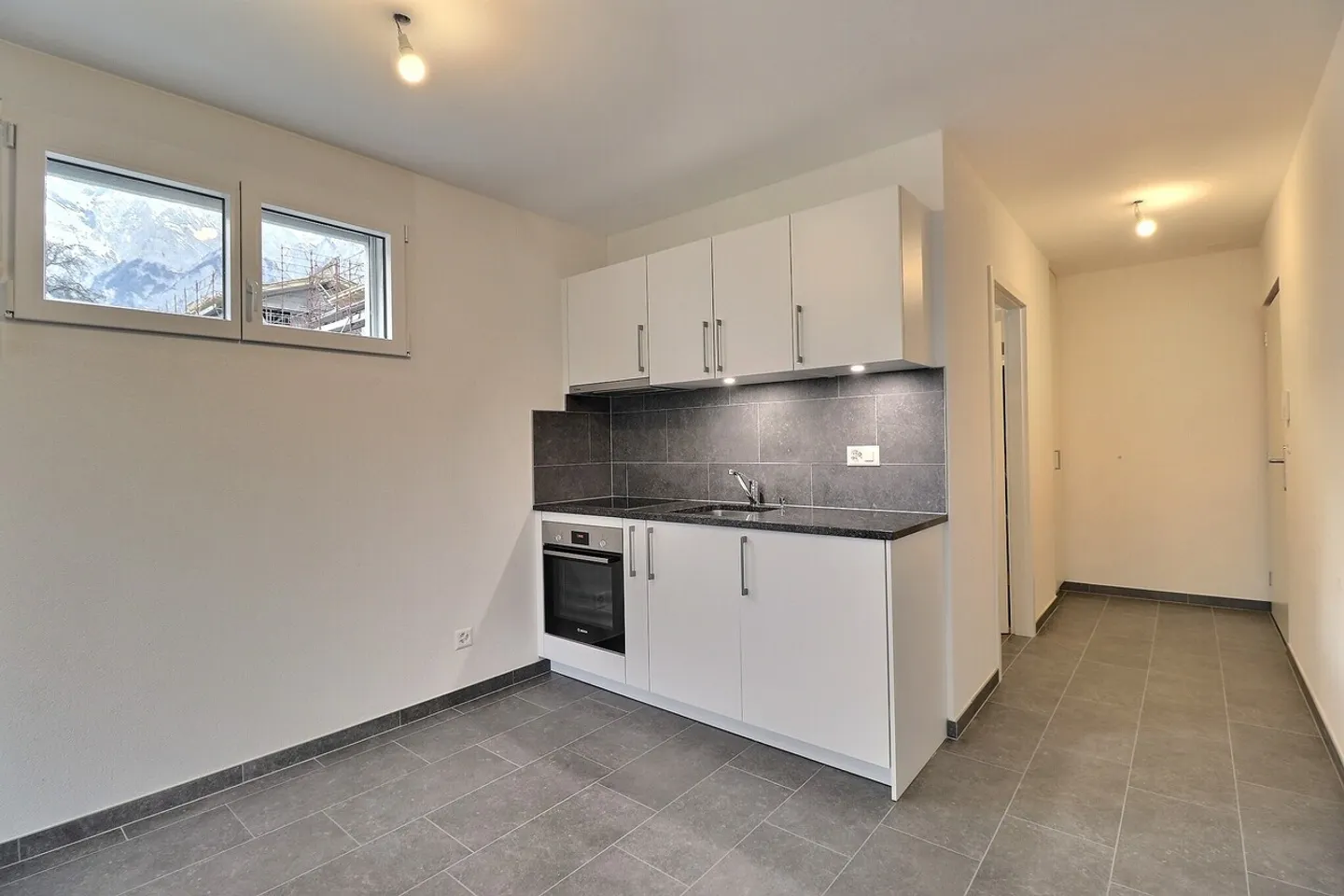 Magnificent 1-room apartment on the ground floor - Photo 2 of 4