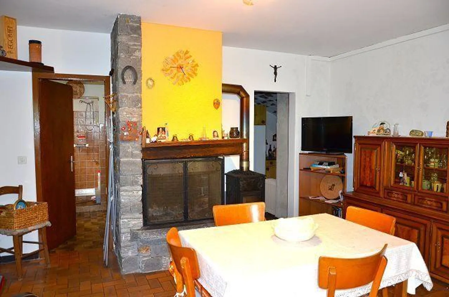 Grande proprietà con molto terreno in una posizione molto tranquilla e soleggiata... - Foto 8 di 37