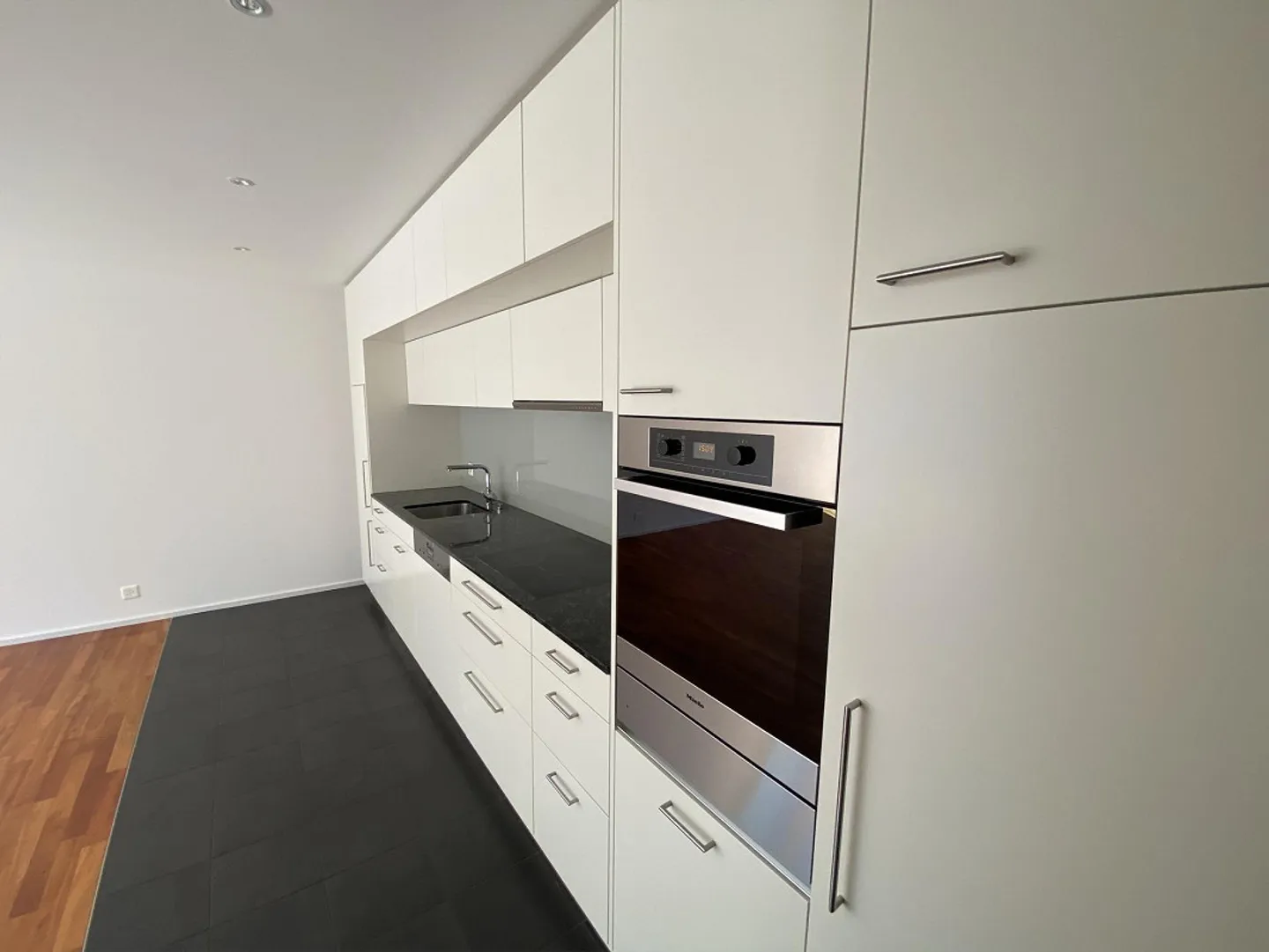 Modern apartment in ownership standard in a popular location with underground parking - Photo 4 of 12